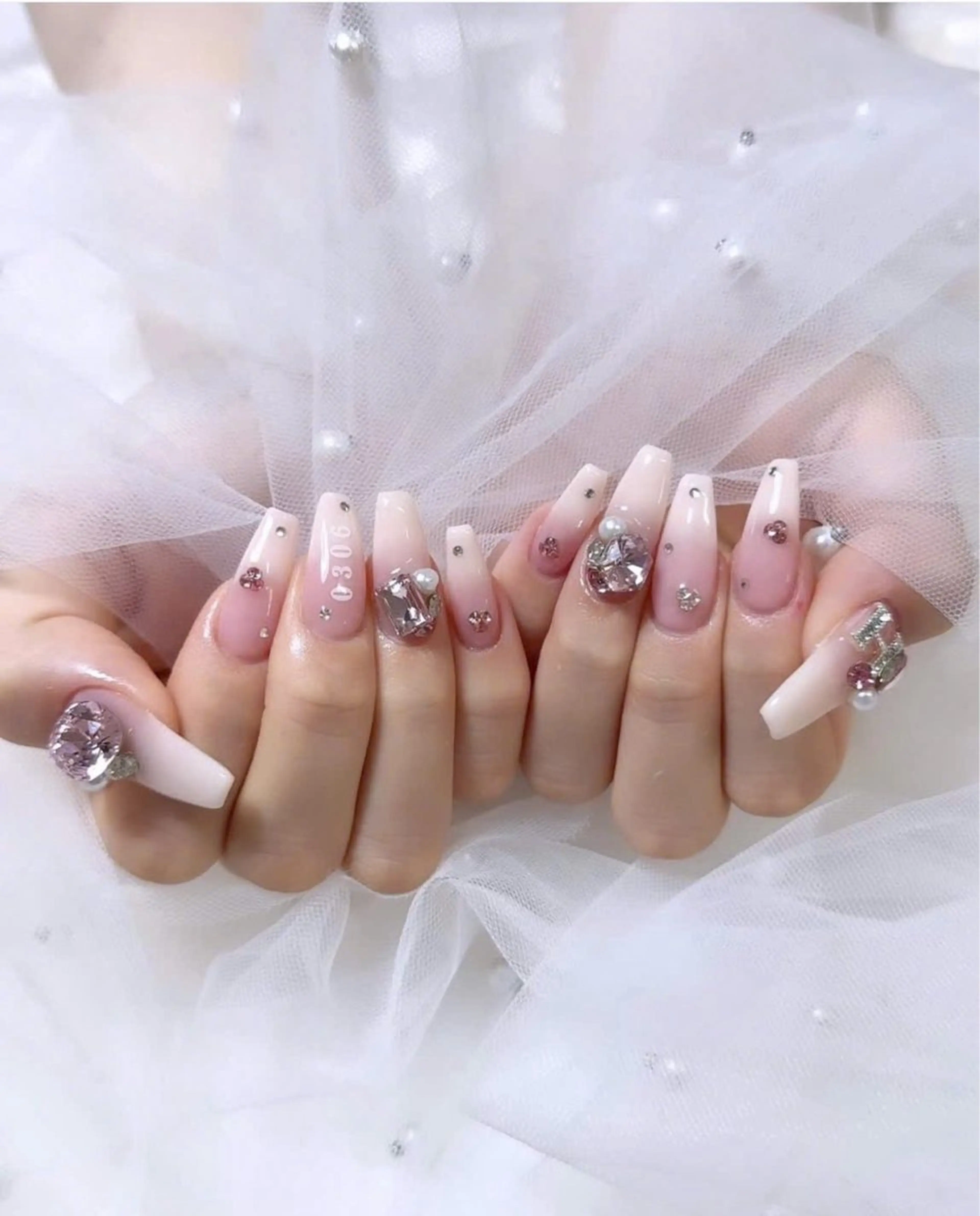 ネイル アニマル柄 オーロラネイル チークネイル フラッシュネイル ジェルネイル ハンドネイル Lina所属・Hina 池袋 長だしチップ専門店のネイルデザイン