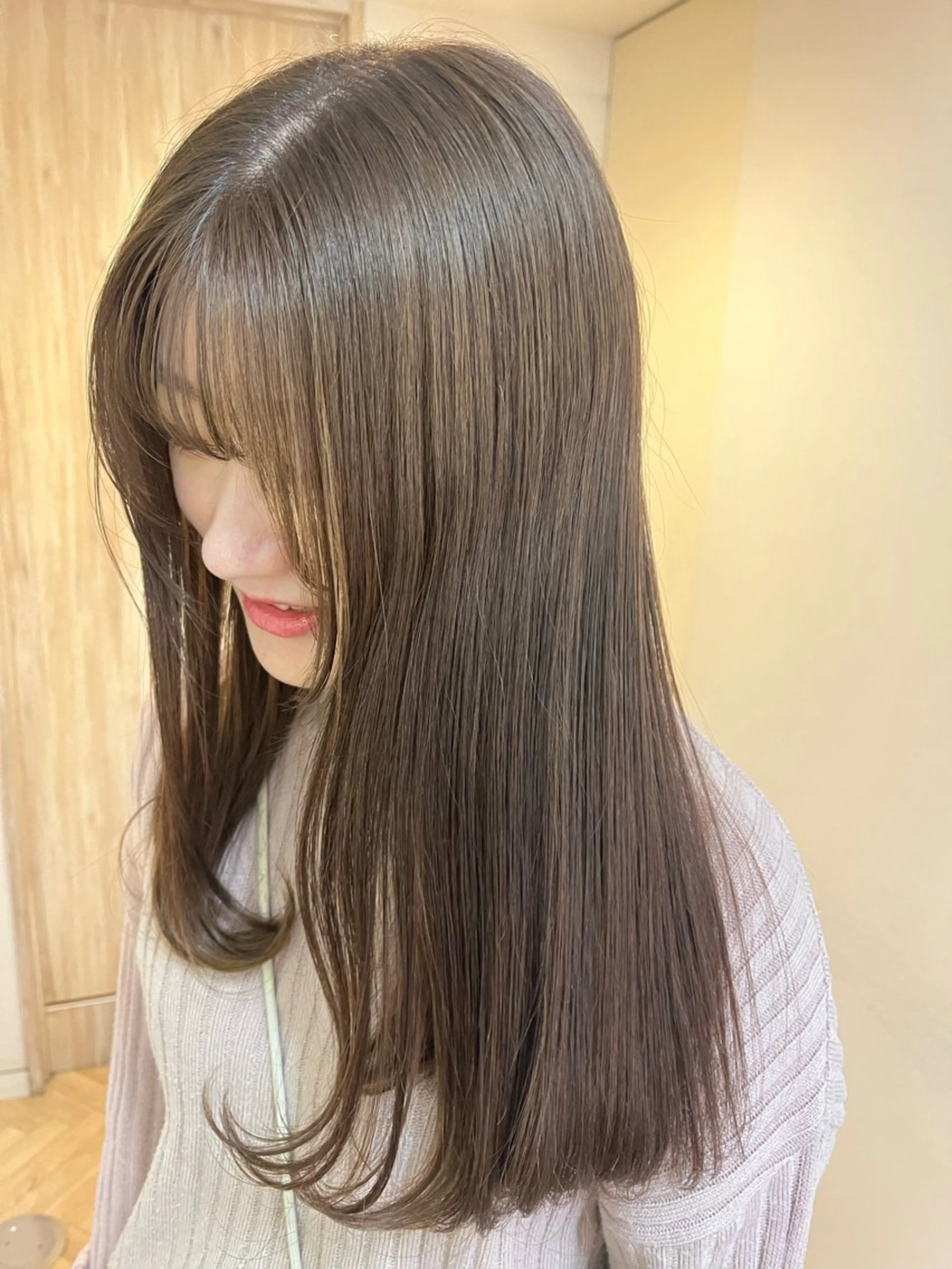 セミロング カラー ベージュカラー ブリーチ ブリーチなしカラー トリートメント ストレートパーマ／ レイヤー／ベージュのヘアスタイル