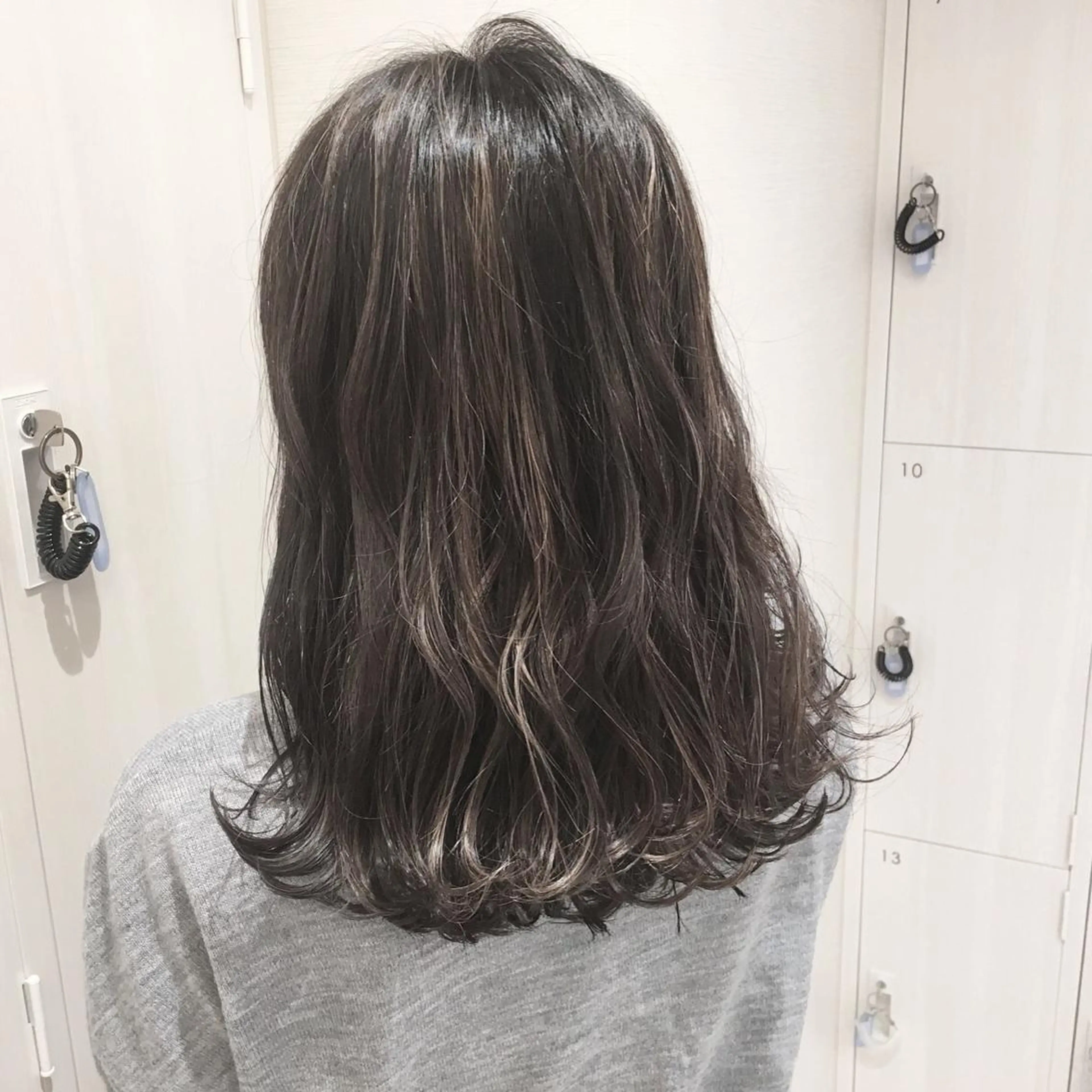 ミディアム カラー ダークグレー ダークグレージュ グレージュ ハイライトカラー 外国人風カラー レイヤー/韓国/ 顔周り/しんやのヘアスタイル