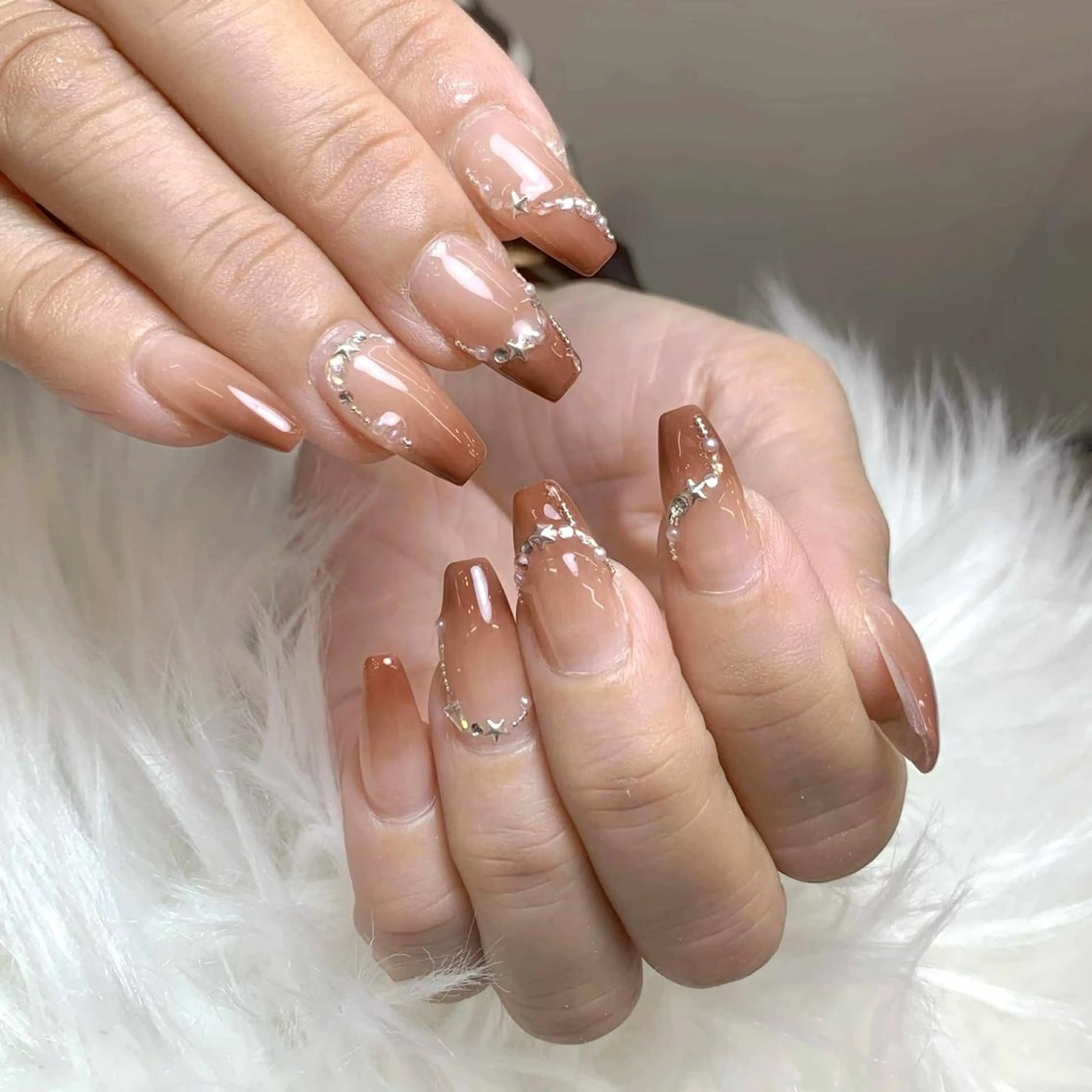 ネイル アートネイル ブラウン グラデーション ストーンネイル ハンドネイル ハンドケア ヒユ ビューティーのネイルデザイン