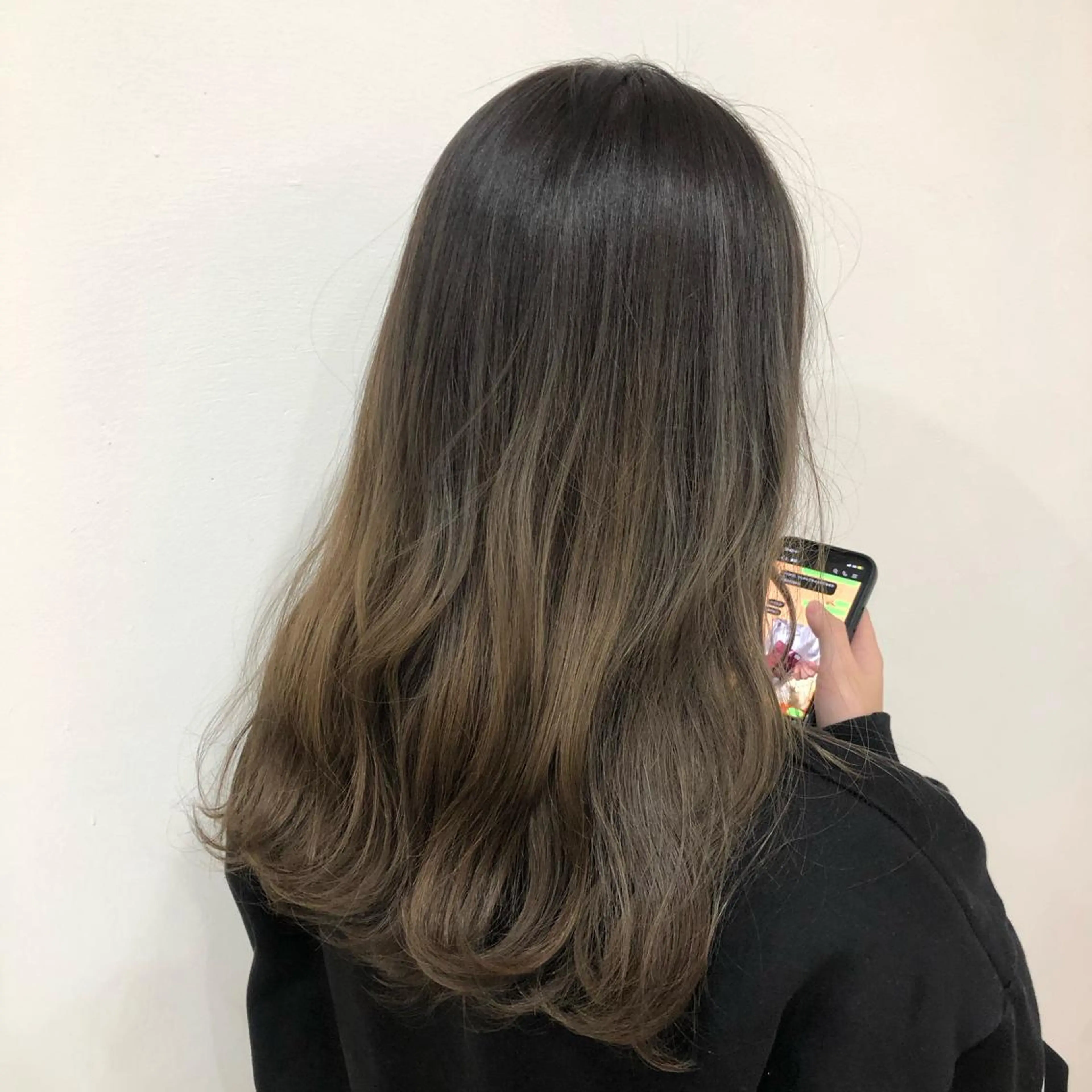 カラー ブリーチ グラデーションカラー グレージュ トルクアータ伏見 MIKUのヘアスタイル