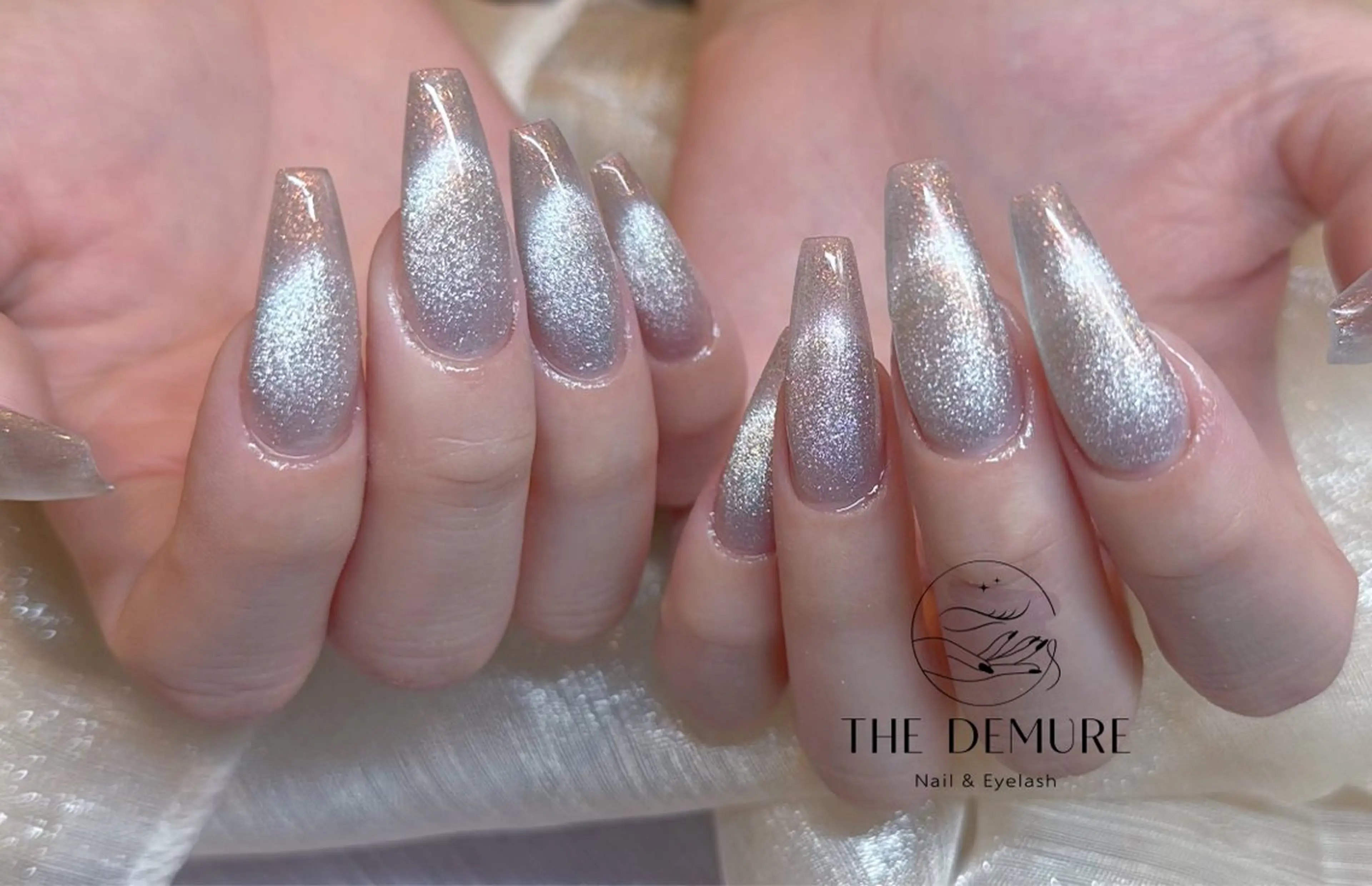 ネイル アートネイル キラキラネイル 韓国ネイル 水色 ロングネイル ハンドネイル ハンドケア NailDemure 【銀座店】のネイルデザイン