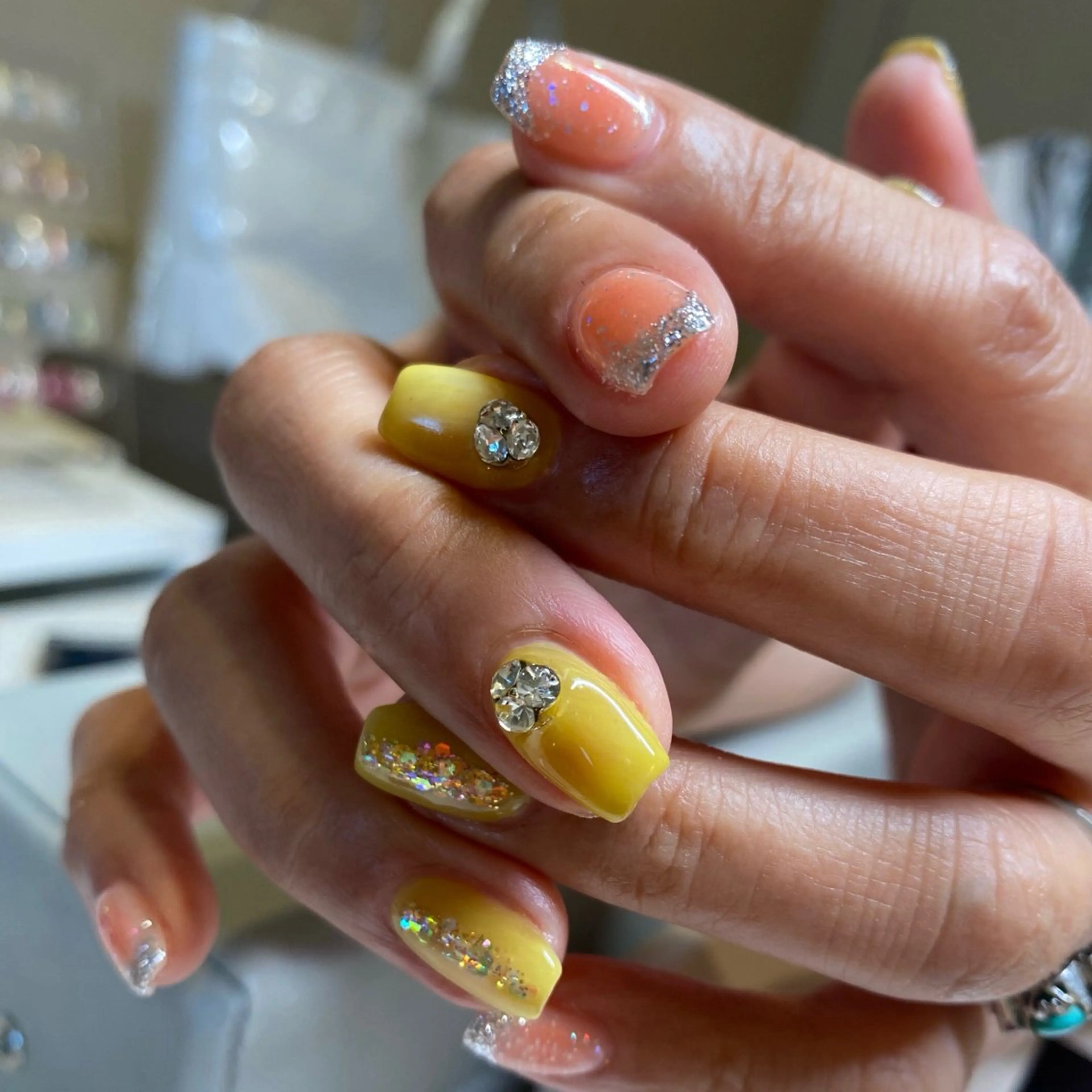 ネイル フレンチネイル ラメ(グリッター) 夏ネイル 黄色 ハンドネイル nail amuseのネイルデザイン