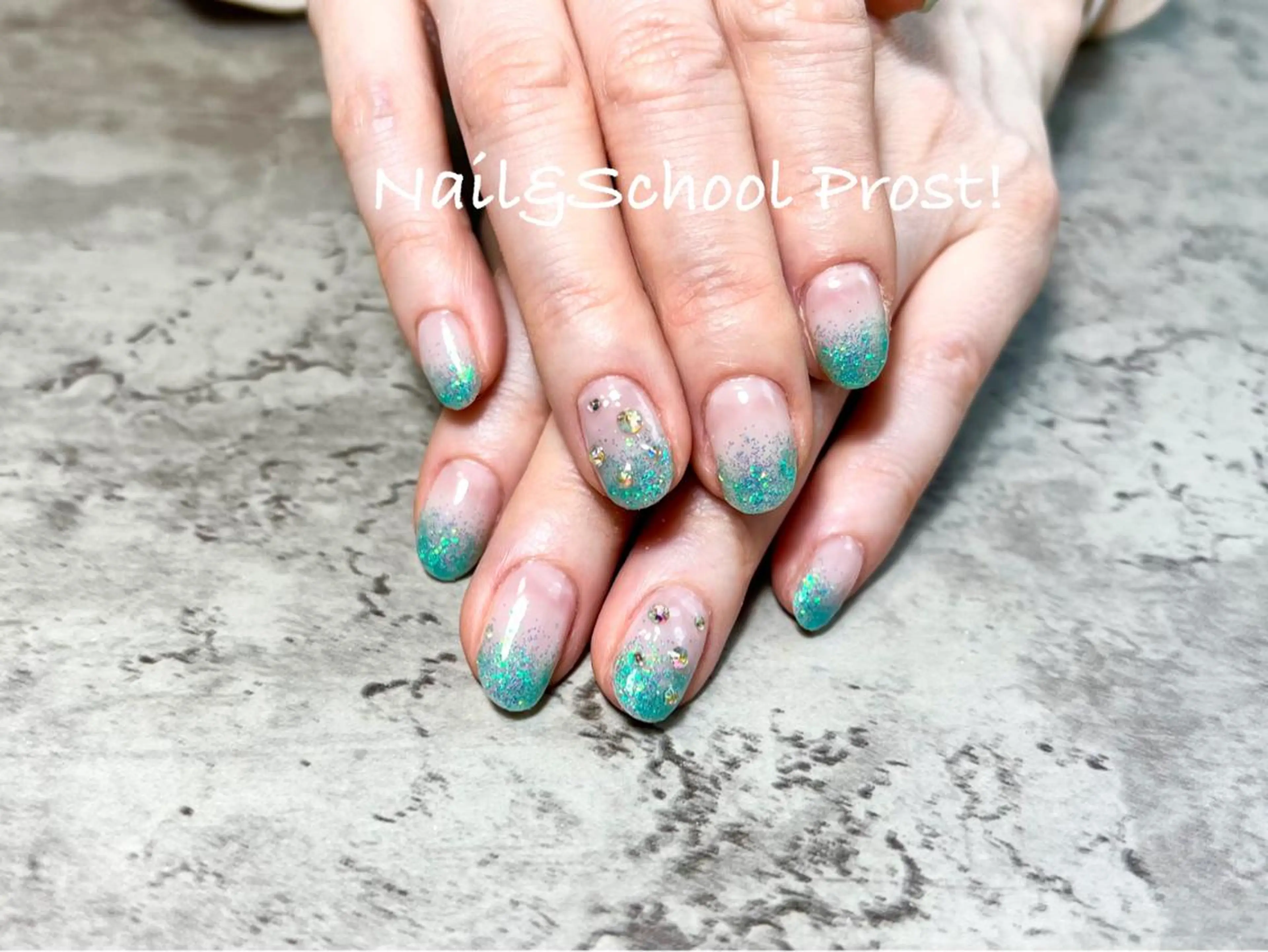 ネイル アートネイル グラデーション グリーン ラメ(グリッター) ラメグラデーション Nails Prost!のネイルデザイン