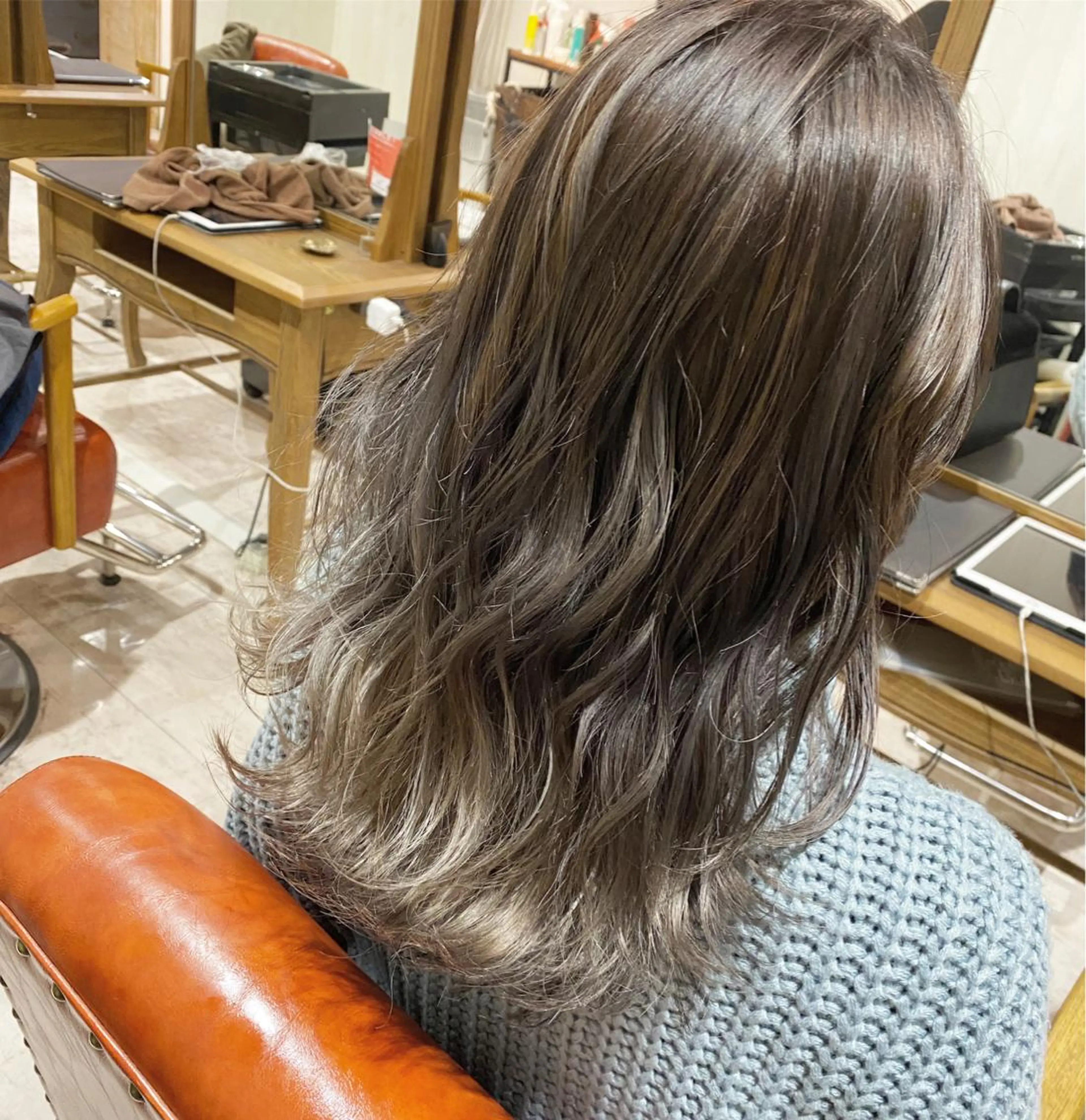 ミディアム カラー バレイヤージュ ブリーチ 透明感カラー レイヤーカット qrop所属・柴田 翔太郎のヘアスタイル