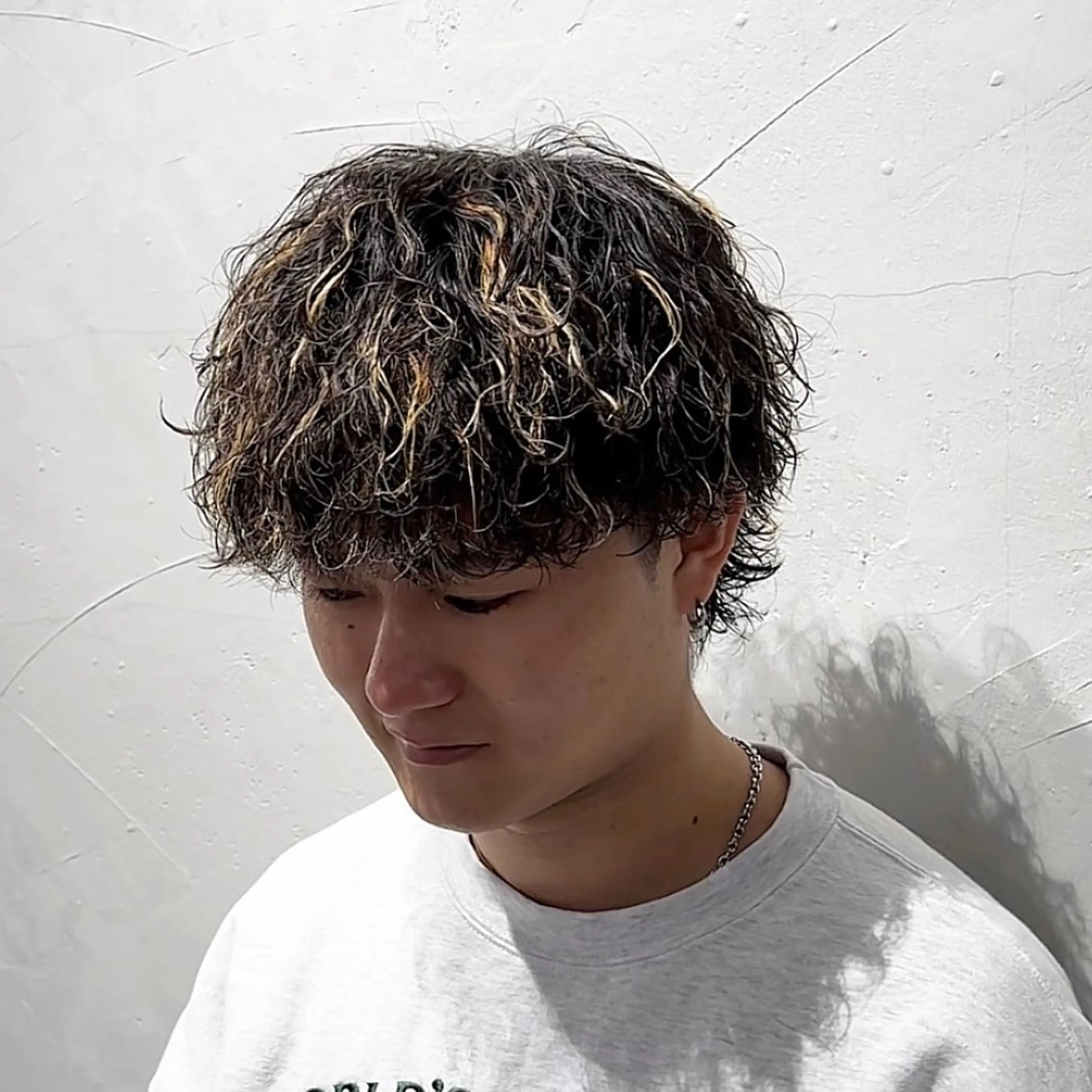 ミディアム パーマ メンズ ミディアムパーマ メンズパーマ 波巻きパーマ カット ヘアカラー トリートメント 楽で簡単に決まる メンズヘア💥曽我尾のヘアスタイル