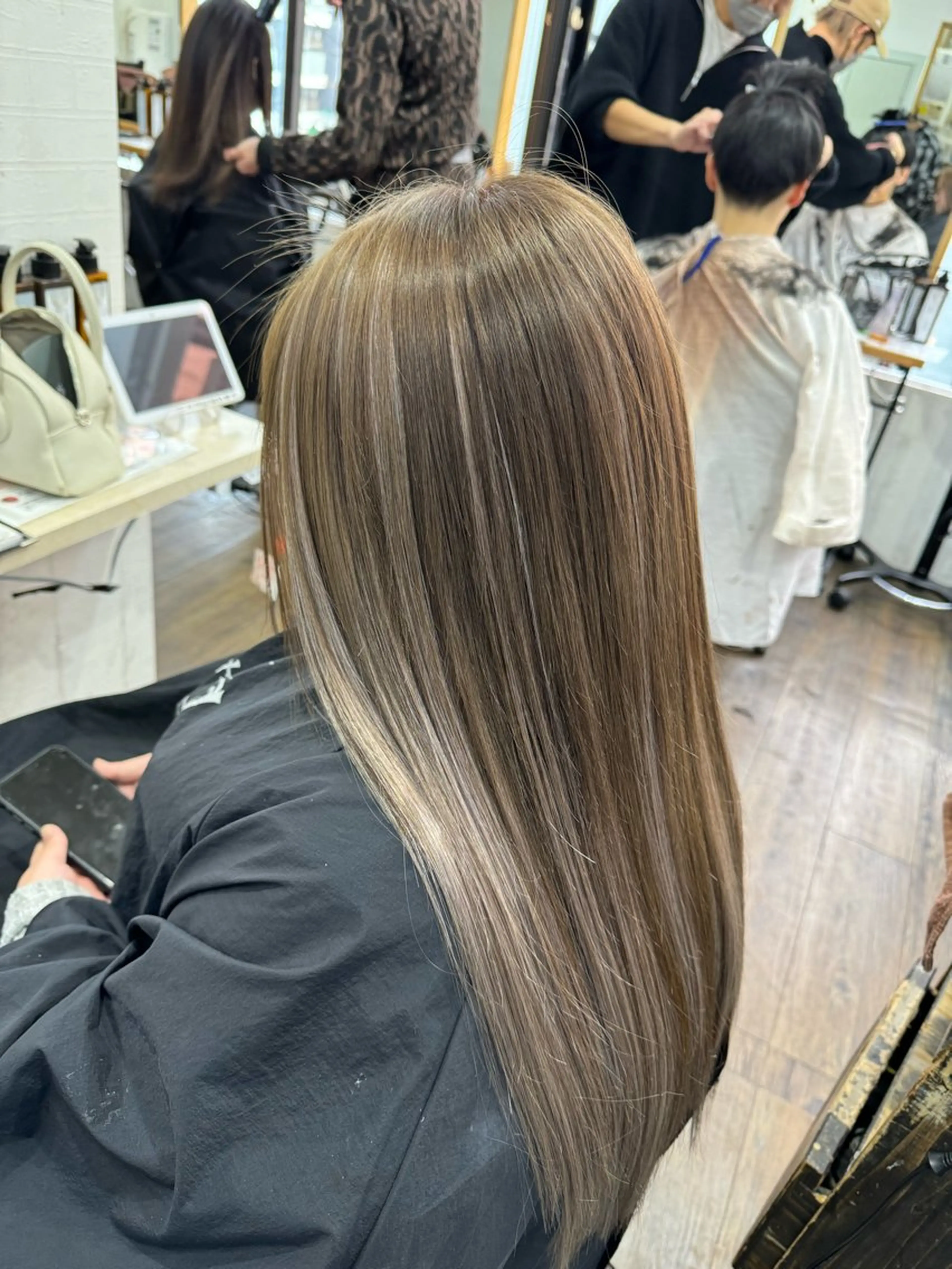 ロング ヘアカラー エクステ 田子🦋ハイトーン 🫐耳つぼジュエリーのヘアスタイル