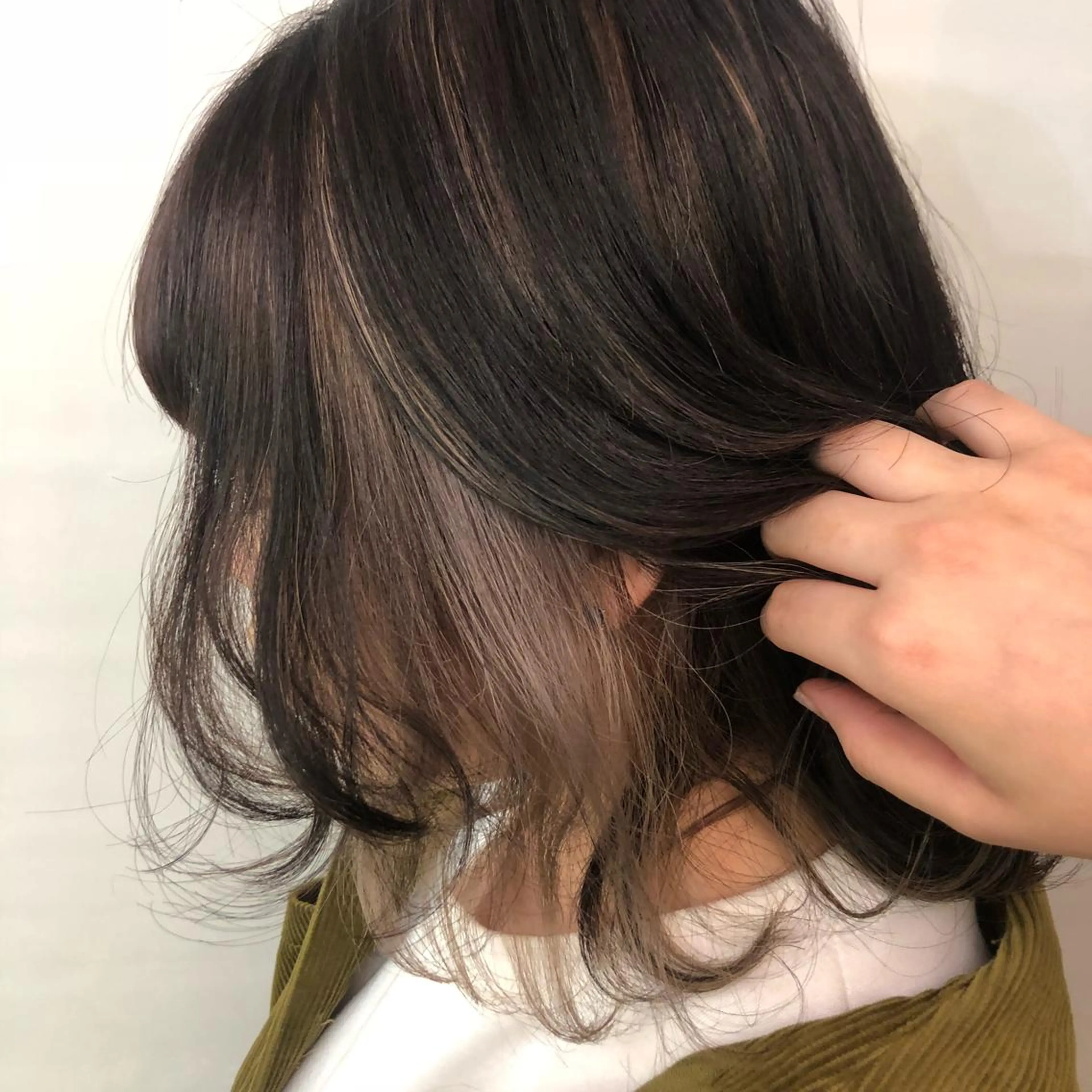 ミディアム カラー ベージュカラー ハイライトカラー インナーカラー ハイライト SNSで大バズり‼️ 欧米風ヘア大ヒット中のヘアスタイル