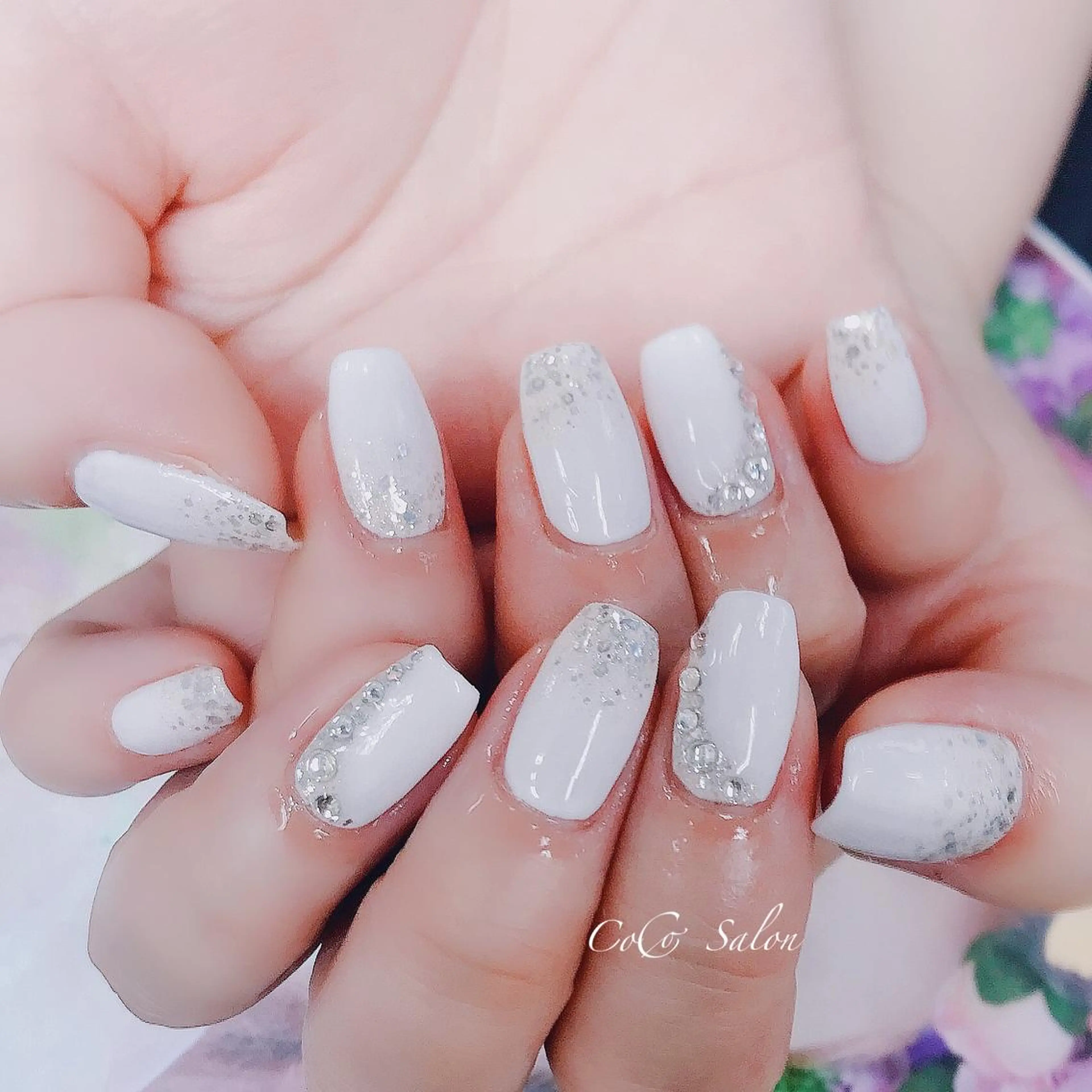 ネイル グラデーション ホログラムネイル キラキラネイル 夏ネイル ホワイト CoCoSalon ネイル/まつ毛予約のネイルデザイン