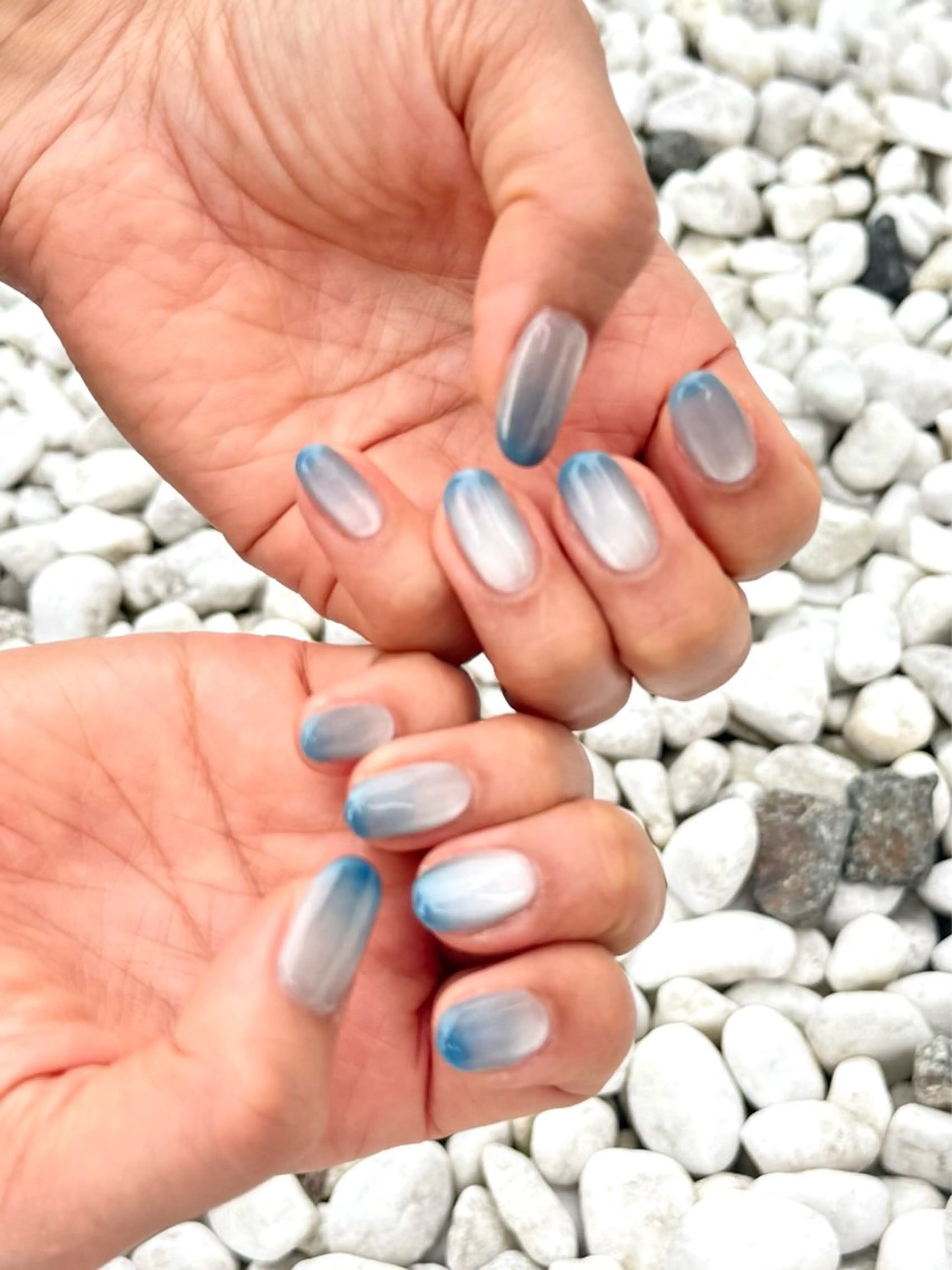 ネイル ブルー グラデーション マグネットネイル ハンドネイル 🌏AURORA | RiRi🪐のネイルデザイン