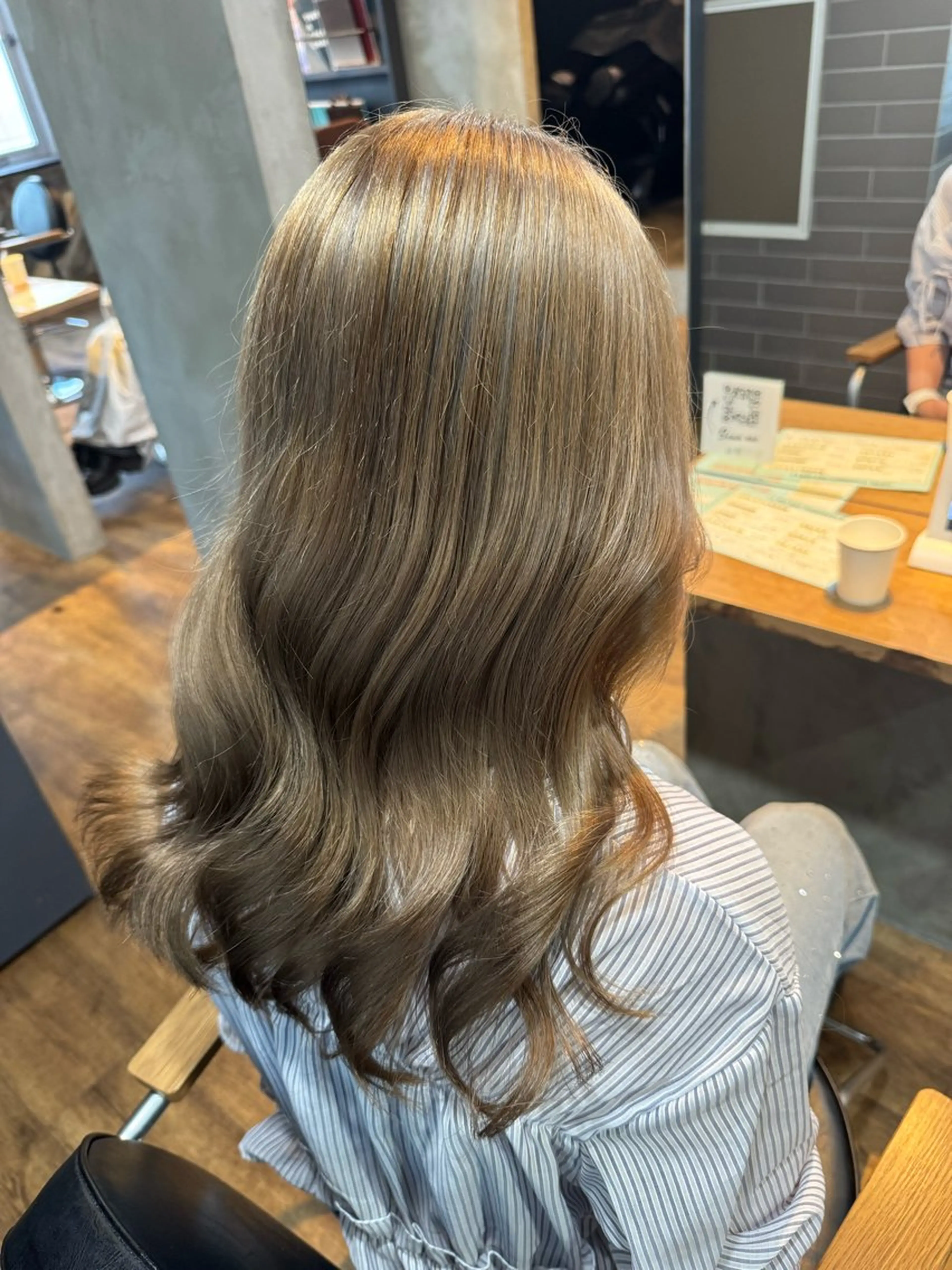セミロング カラー Eleanor spa&treatment 札幌店内にあるシェアサロン【WHITE】所属・シルクハイトーン / 髪質改善🦋MIKUのヘアスタイル
