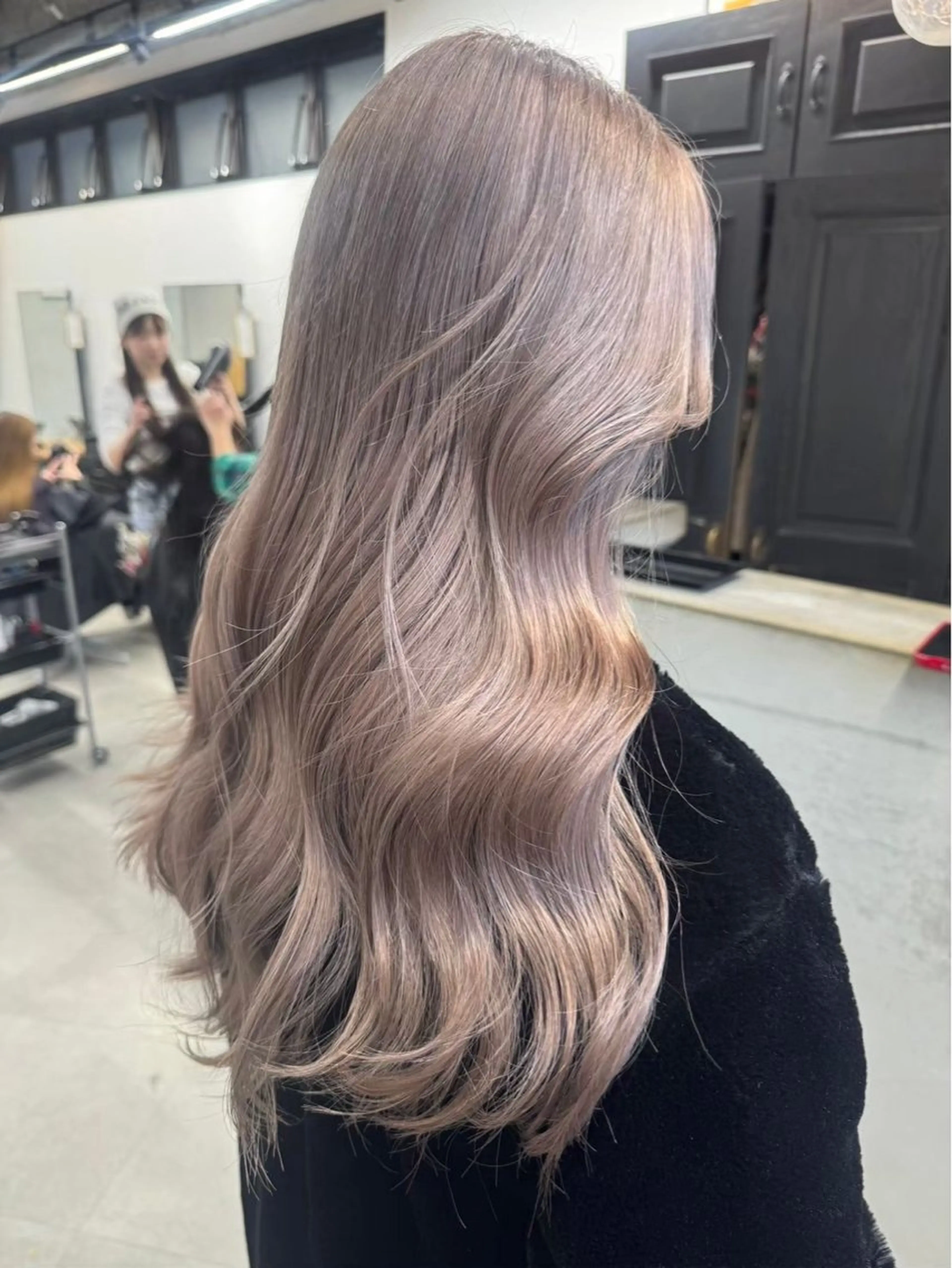 ロング カラー ヘアアレンジ ベージュカラー ブロンド ブロンドベージュ ミルクティーベージュ ホワイトベージュ ヘアカラー 坂齋大地／レイヤー/ ミルクティーのヘアスタイル