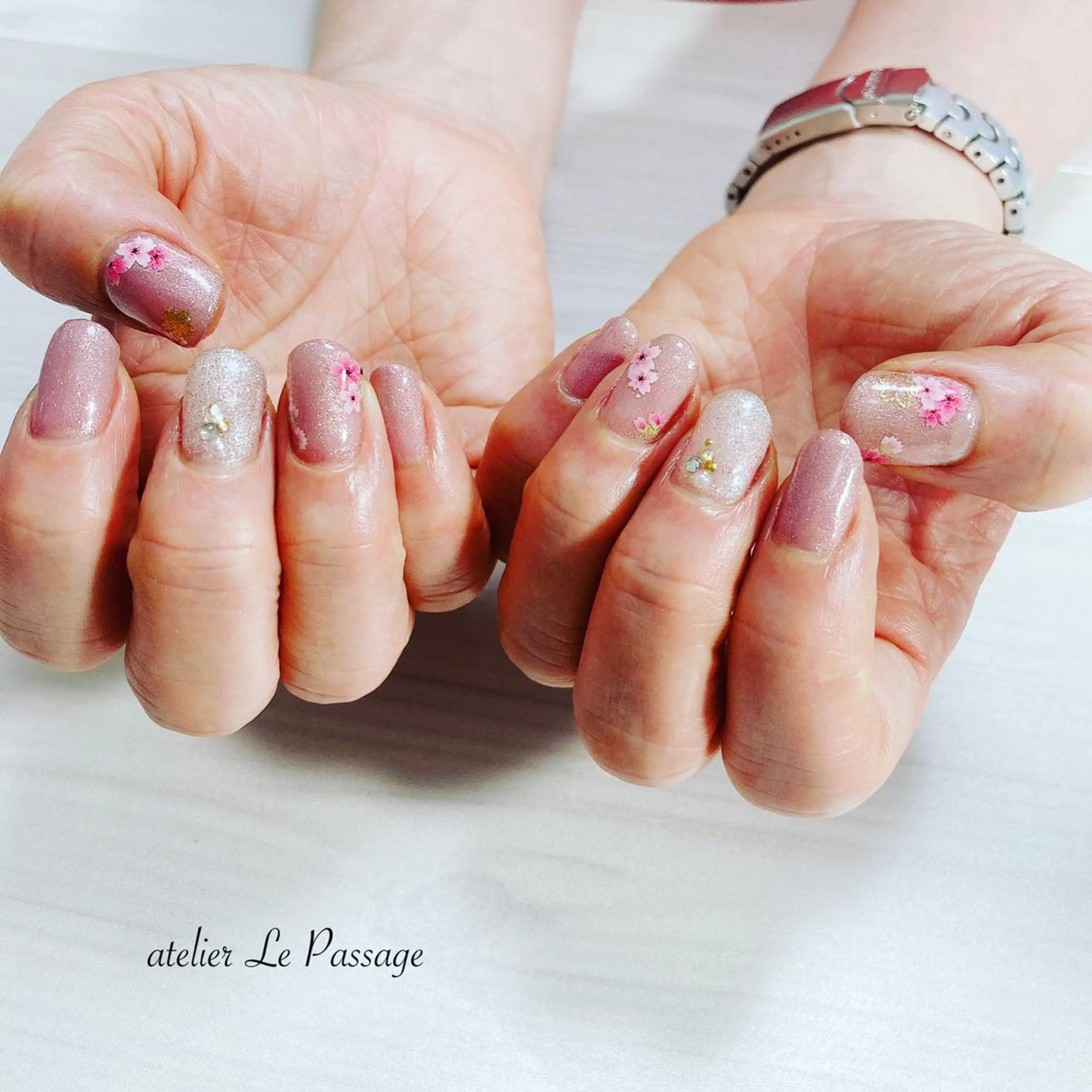 ネイル 桜ネイル フラワーネイル ジェルネイル ラメ(グリッター) オフィスネイル ハンドネイル Atelier Le Passage所属・h nakatsukaのネイルデザイン