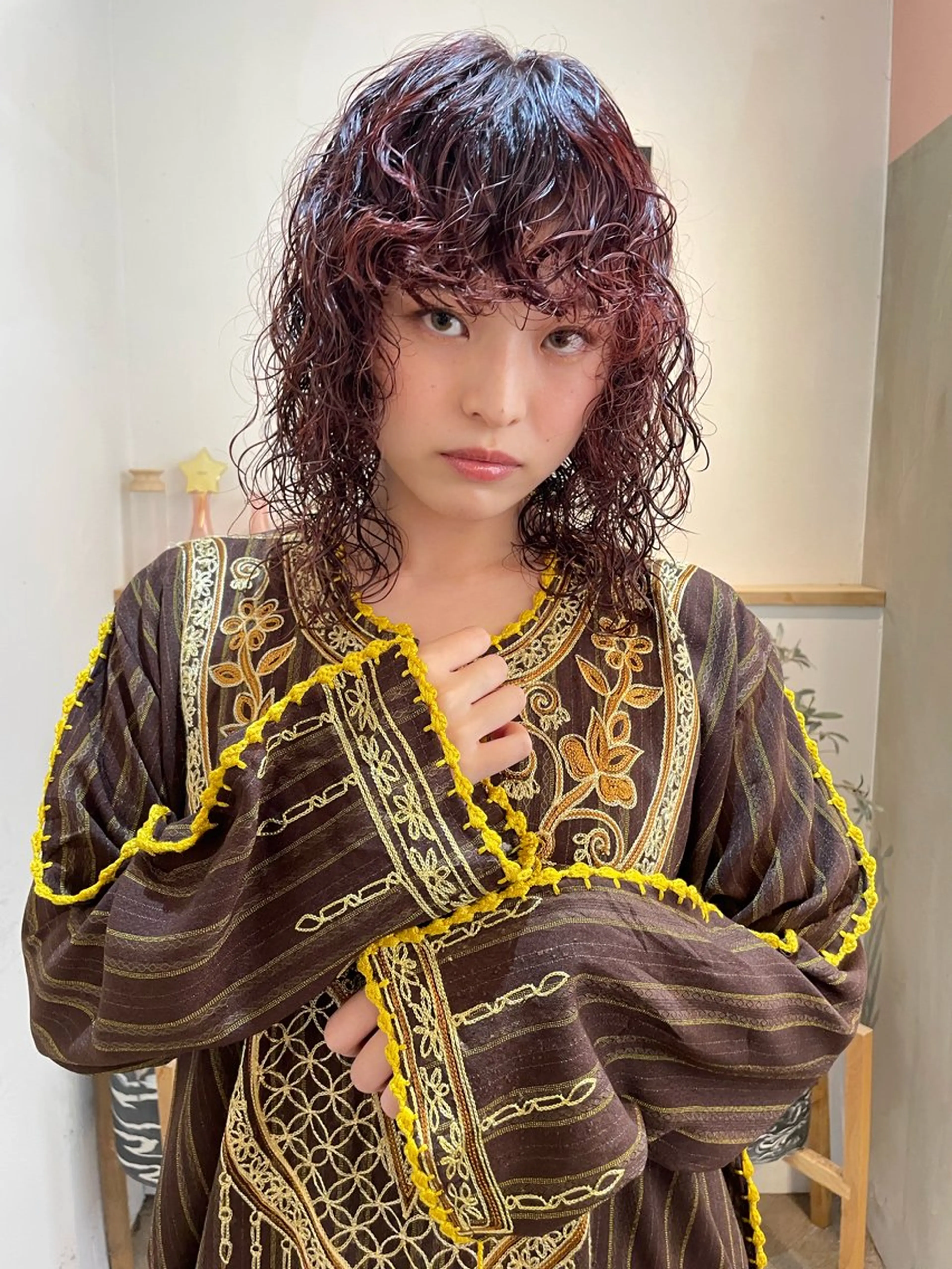 ミディアム カラー パーマ ミディアムレイヤー ミディアムパーマ カシス ピンクカラー レイヤーカット カット ヘアカラー パーマ トリートメント Kouta/似合わせ /パーマ/カラーのヘアスタイル