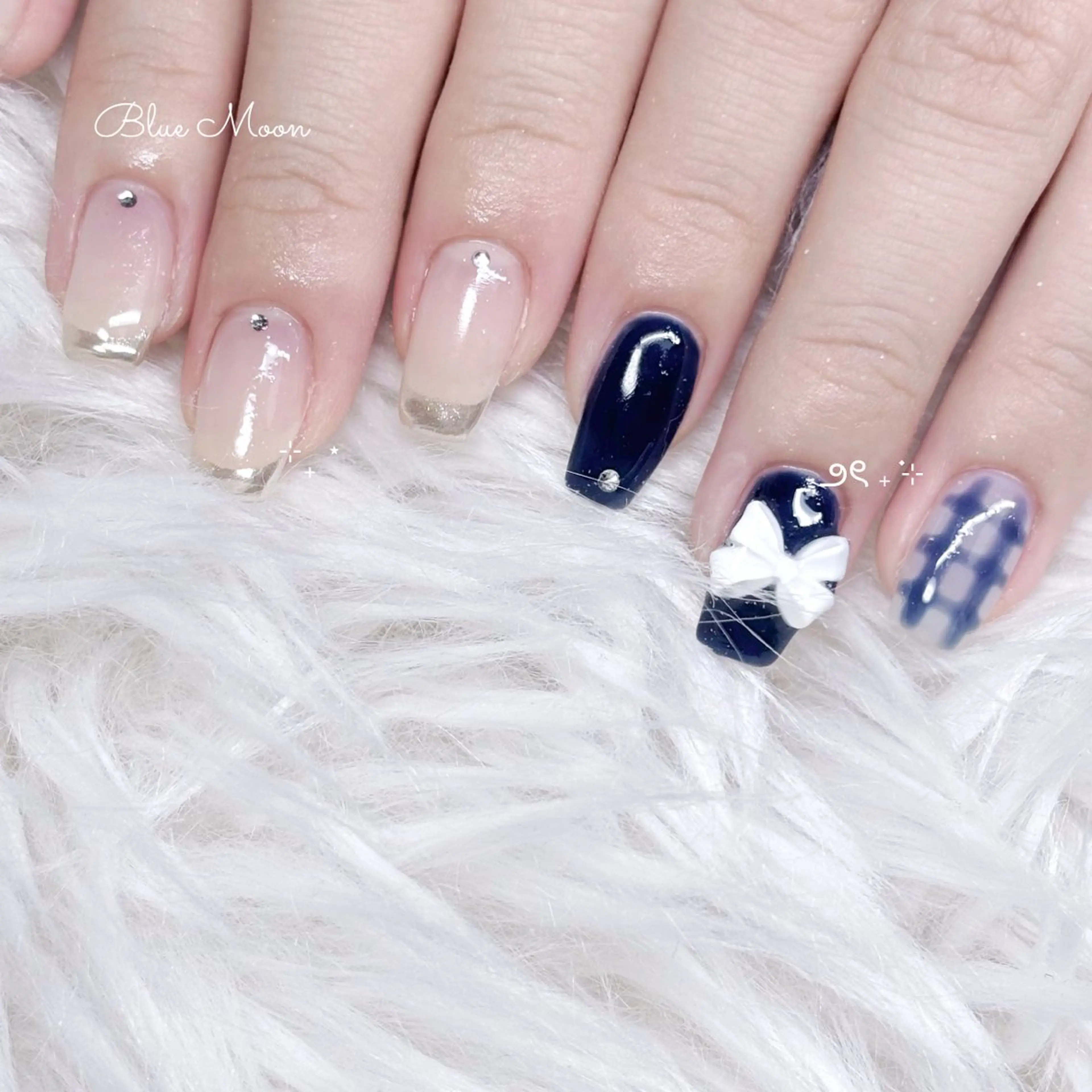 ネイル ミラーネイル リボン ストーンネイル ハンドネイル フットネイル nail salon Blue Moonのネイルデザイン