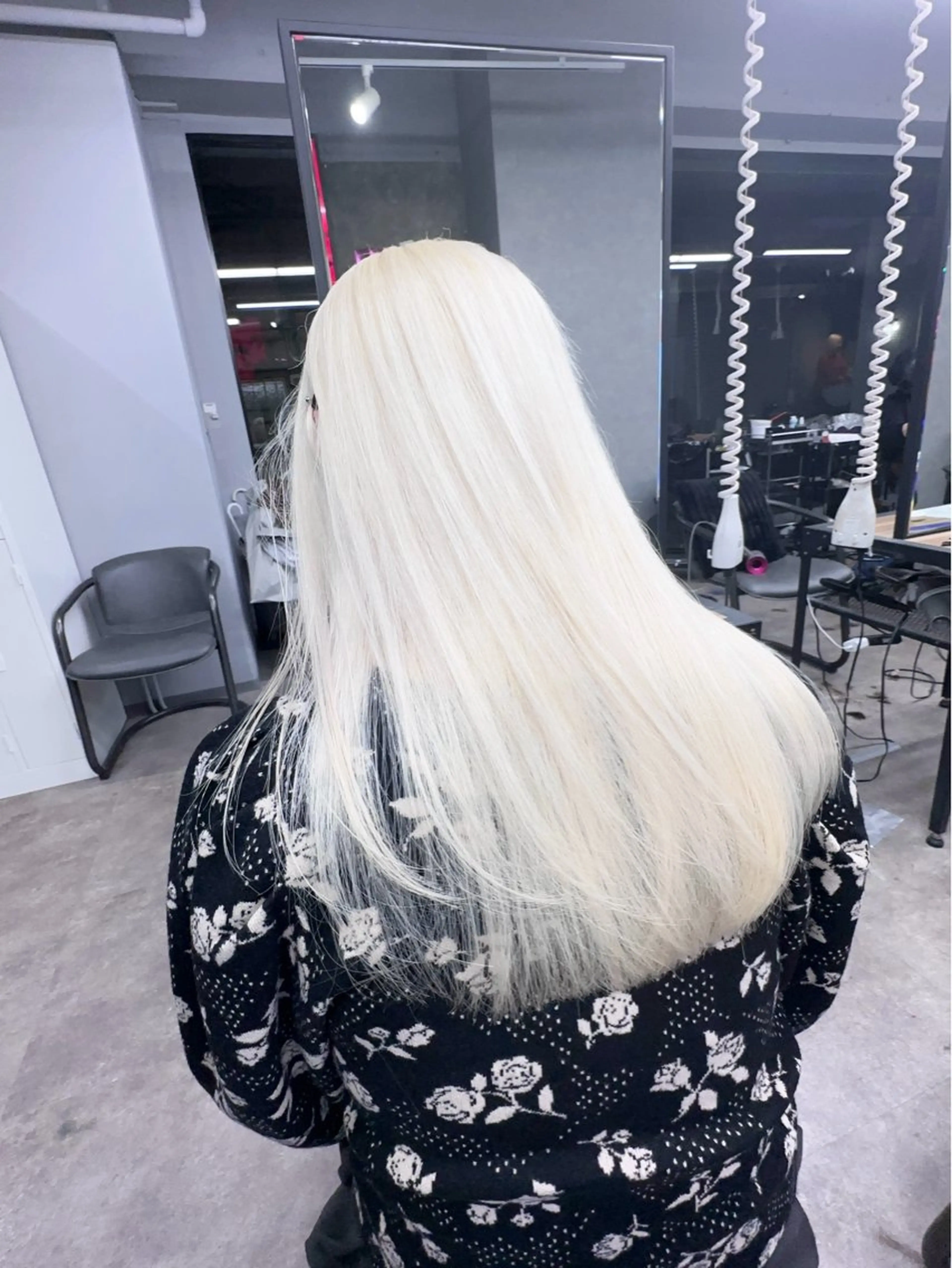 ロング 前髪カット🩶レイヤ ー🩶ハイトーン🩶のヘアスタイル