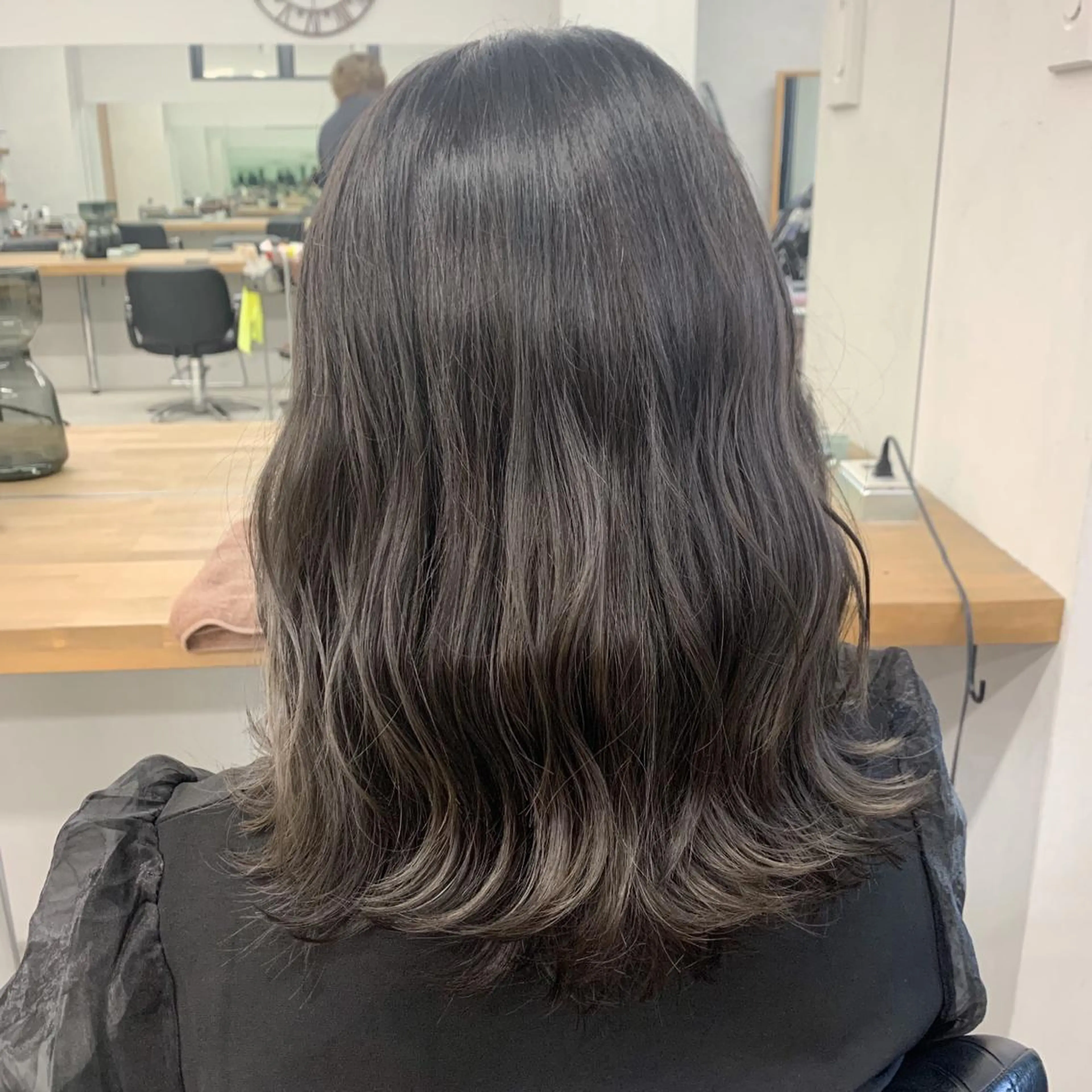 ミディアム カラー ブリーチ グレージュ カット ヘアカラー トリートメント 難波 茜のヘアスタイル