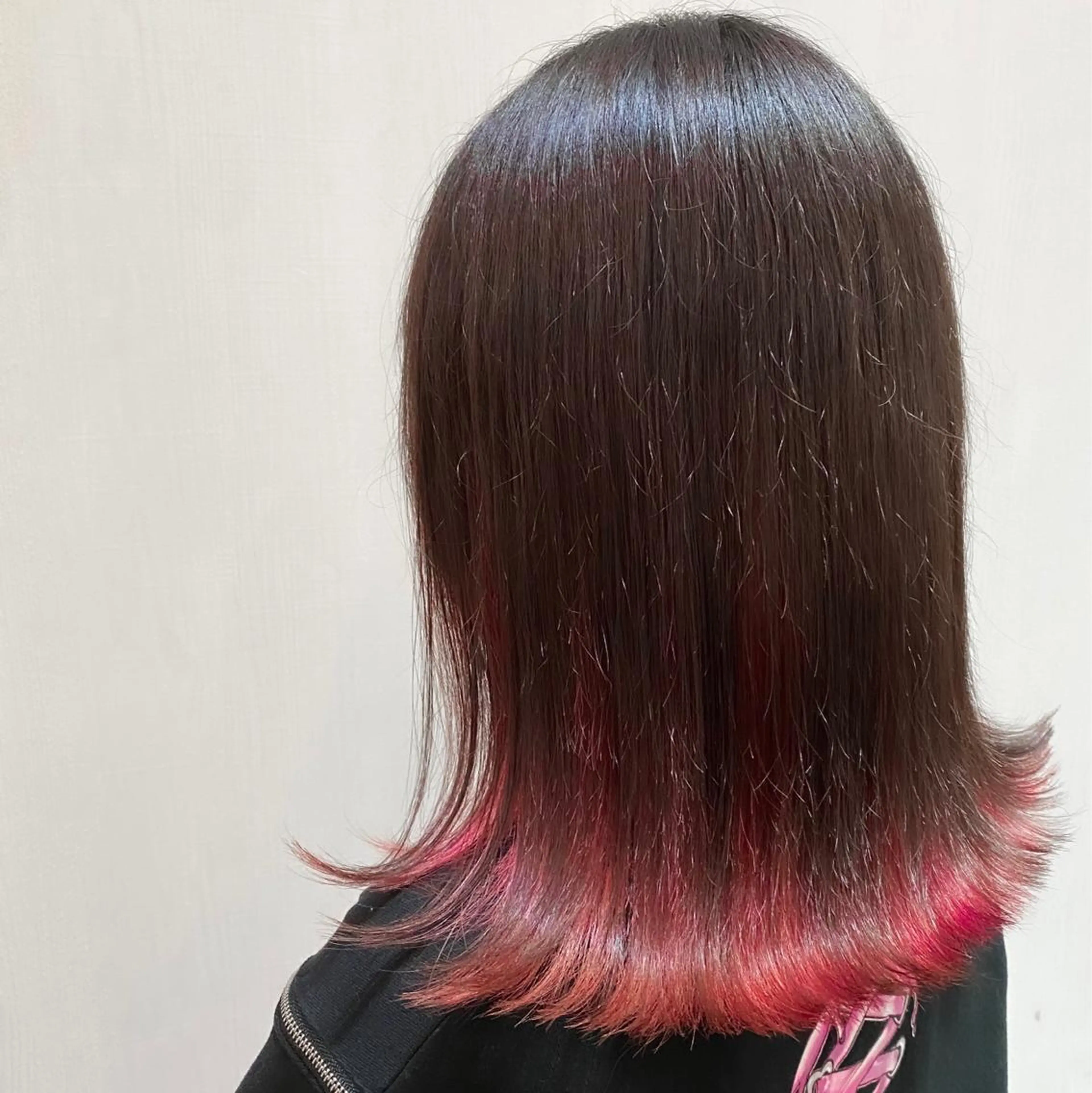 ミディアム ブリーチなしカラー/ 顔周りレイヤーカットのヘアスタイル