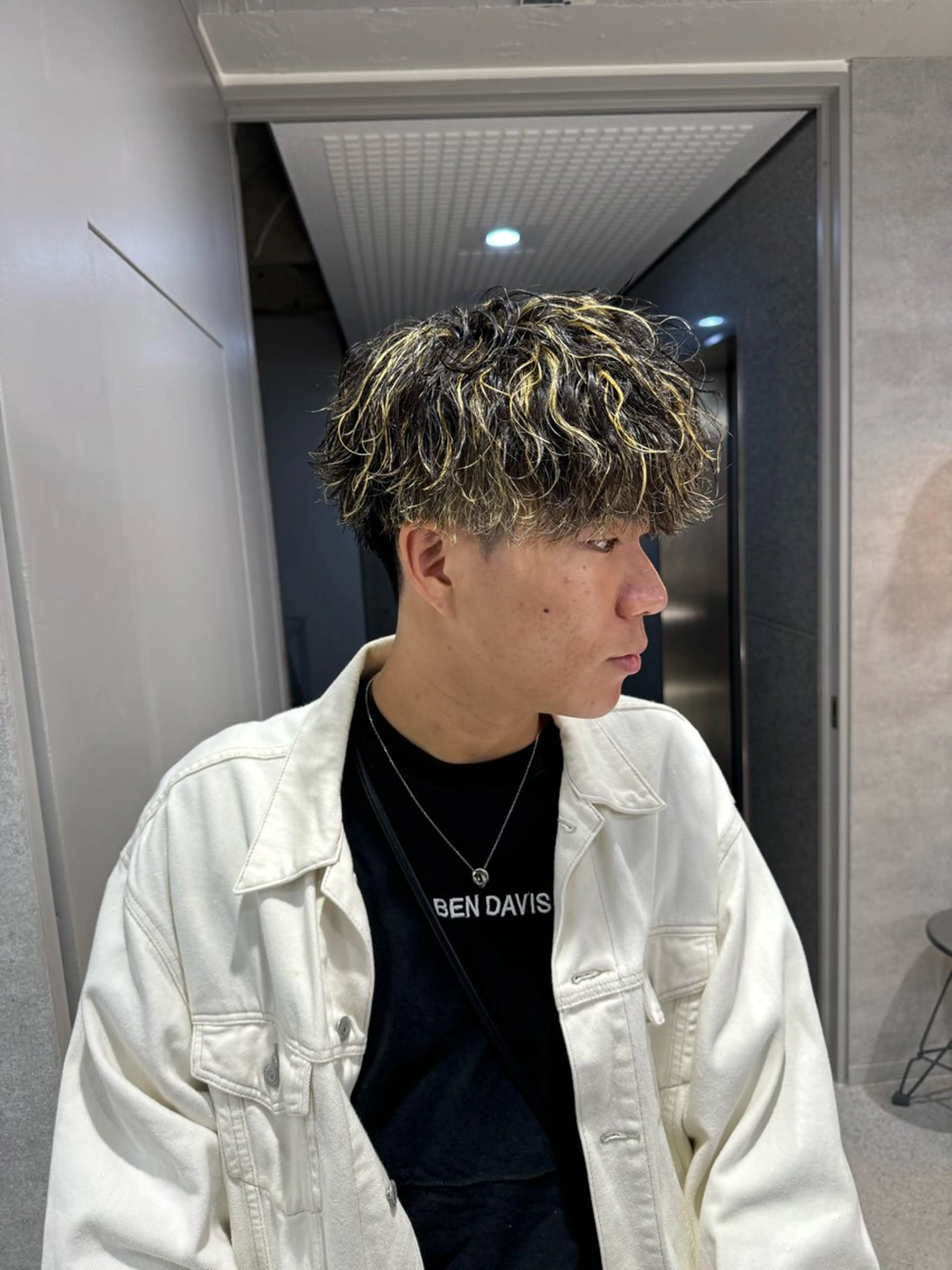 ショート カラー パーマ ヘアアレンジ メンズ メンズブリーチ センターパート フェザーパーマ メンズハイライト メンズハイトーン カット ヘアカラー パーマ トリートメント ヘッドスパ ヘアセット スパイキー/フェザー /波巻き/かいとのヘアスタイル