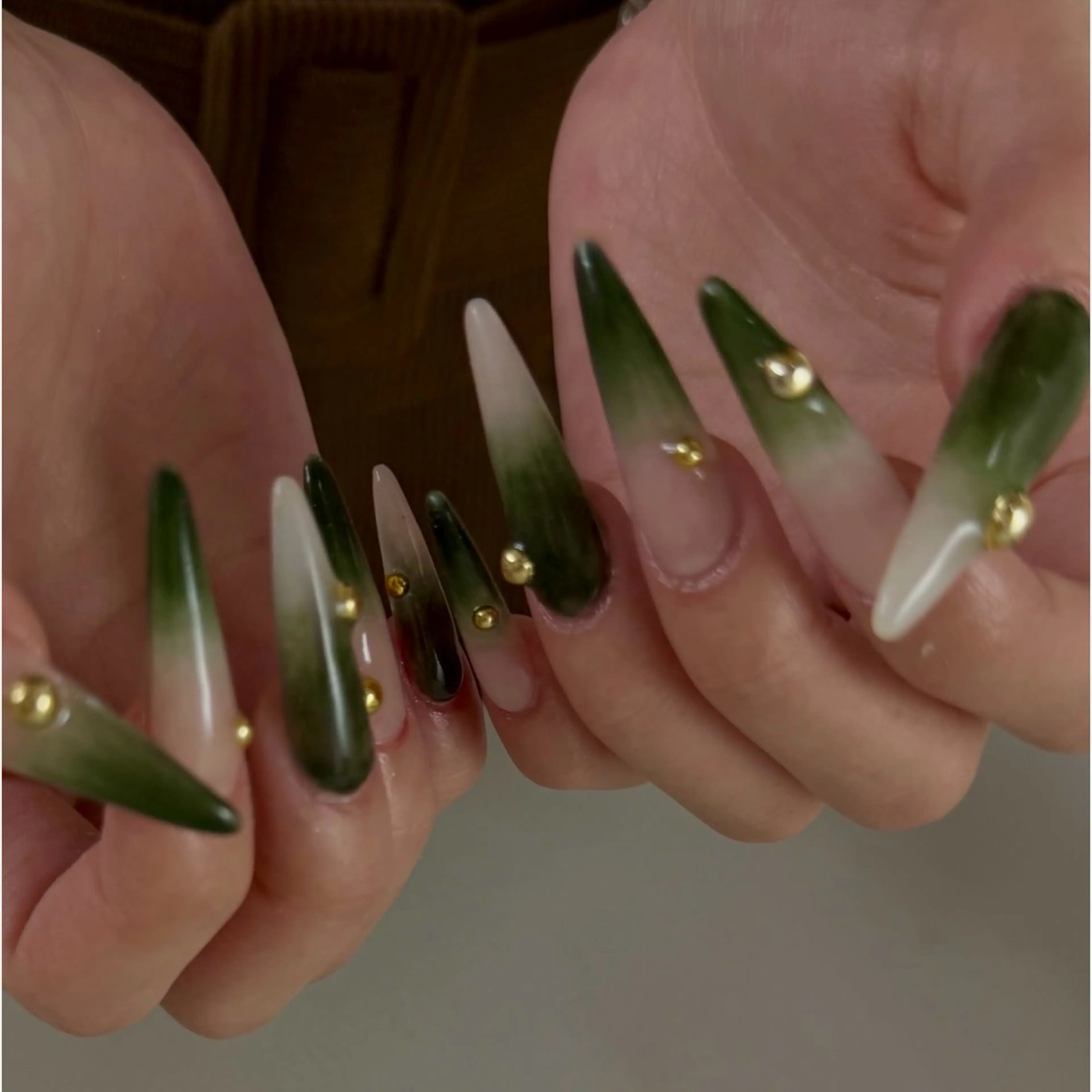 ネイル 成人式 グラデーション ロングネイル スカルプネイル ハンドネイル nailstudio eviz新宿店のネイルデザイン