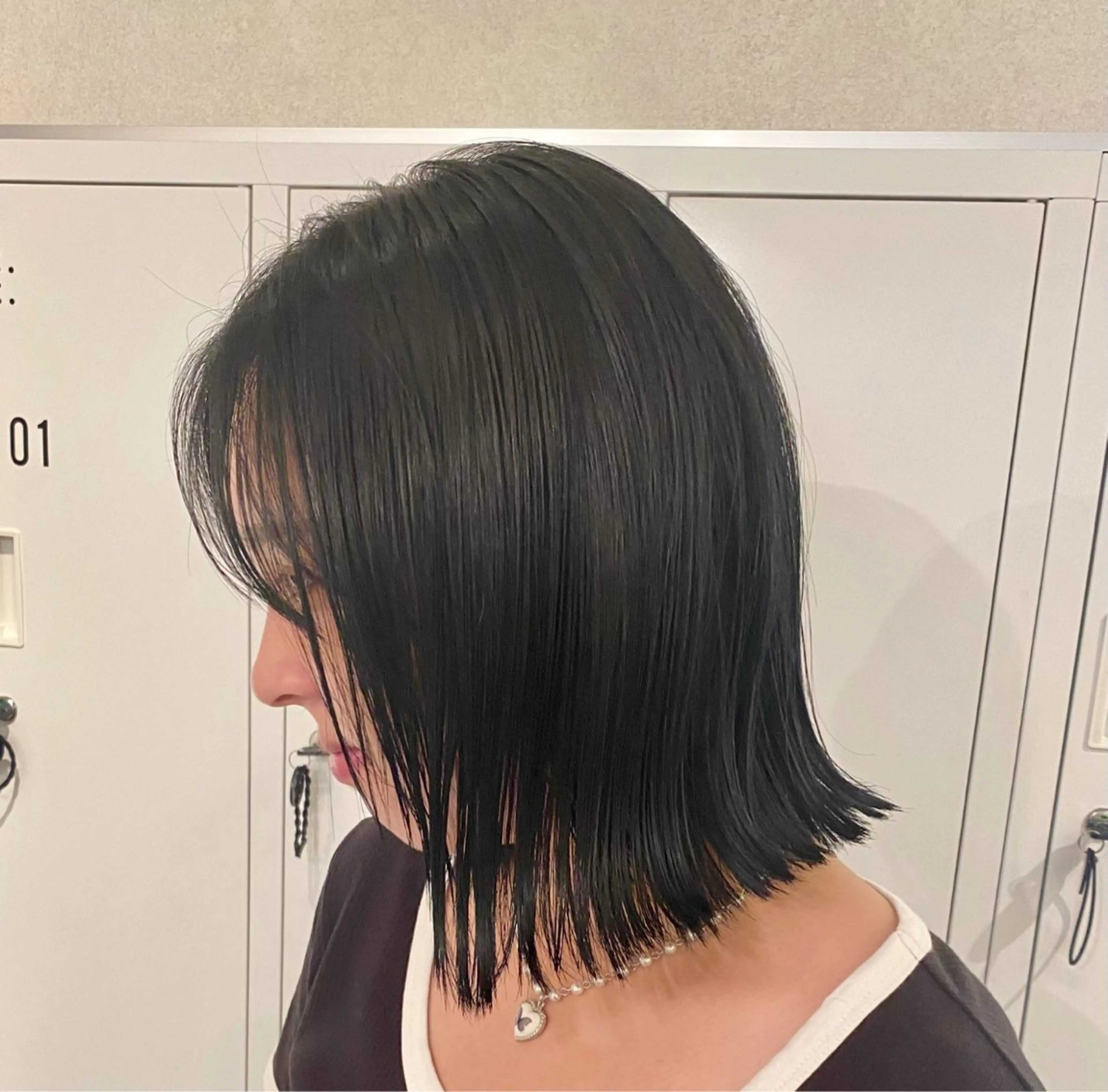 ミディアム カラー 黒髪 ブルーカラー ブルーブラック 透明感カラー 学生 ネヅ カオルのヘアスタイル