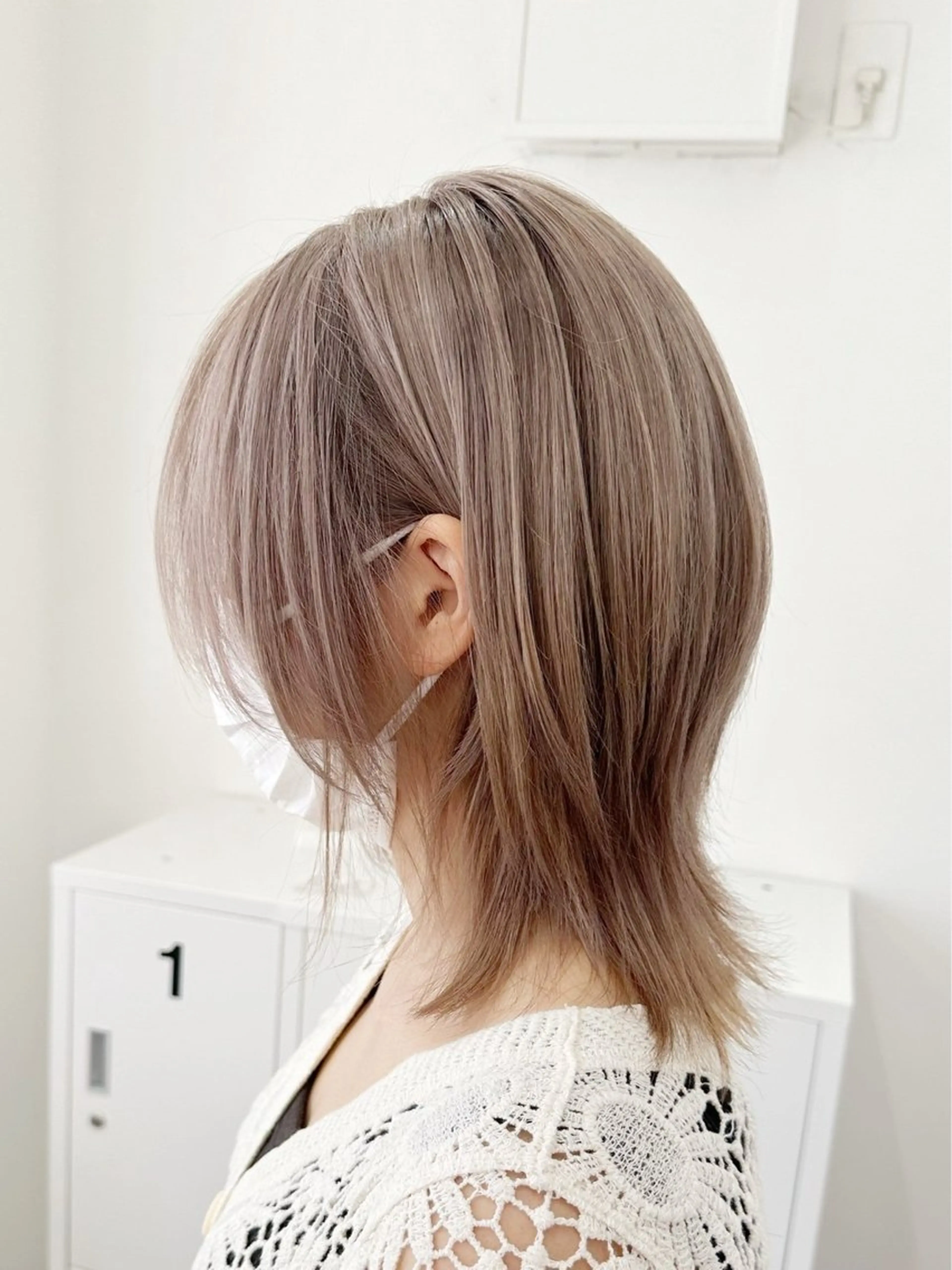 ミディアム カラー ベージュカラー ブリーチ グレージュ ハイトーンカラー suiw ♡AYA♡のヘアスタイル