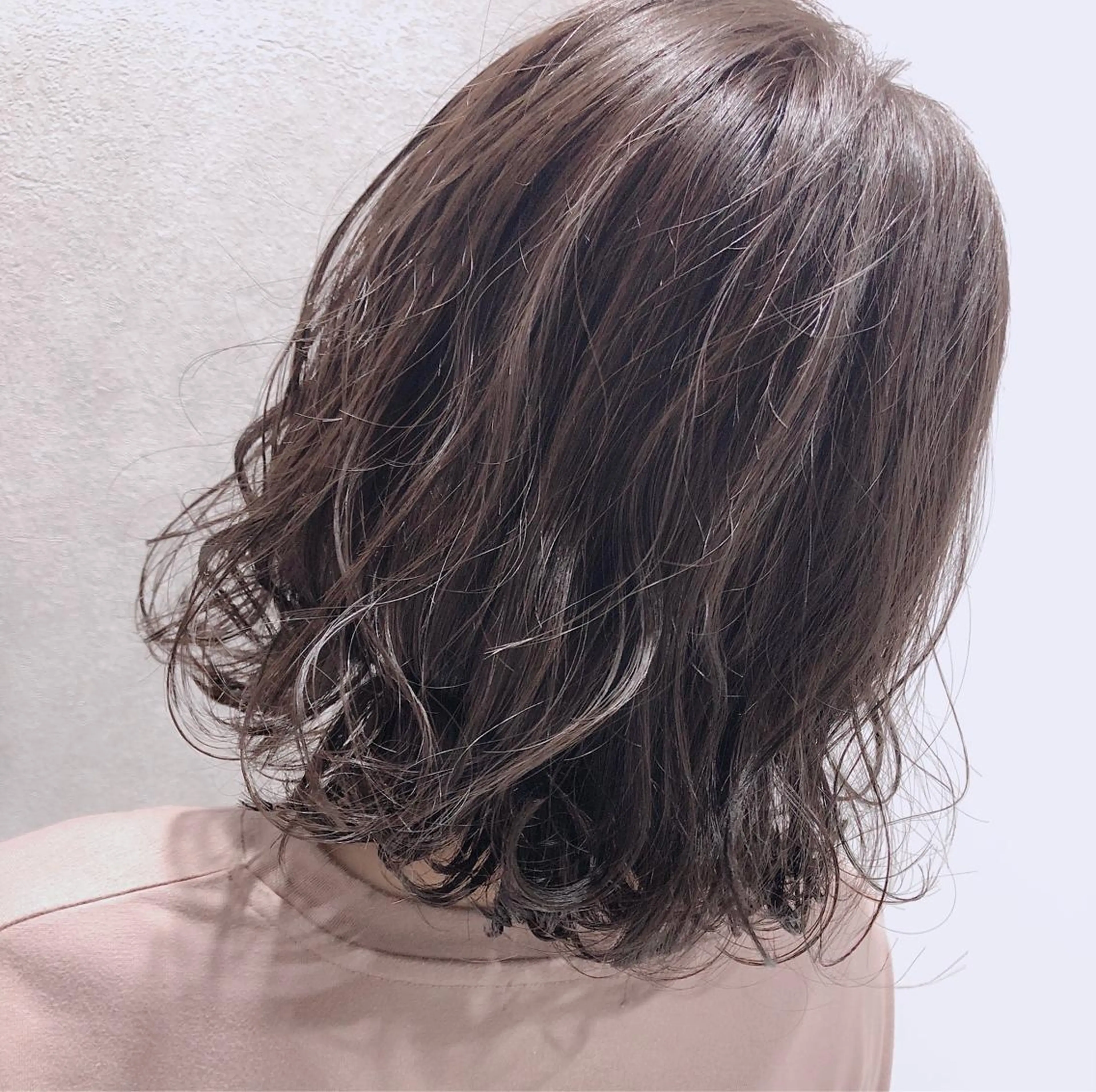 ミディアム カラー ヘアアレンジ ベージュカラー ブリーチ グレージュ ハイライトカラー ミルクティーベージュ 外苑前NO.1艶髪 透明感カラーのヘアスタイル