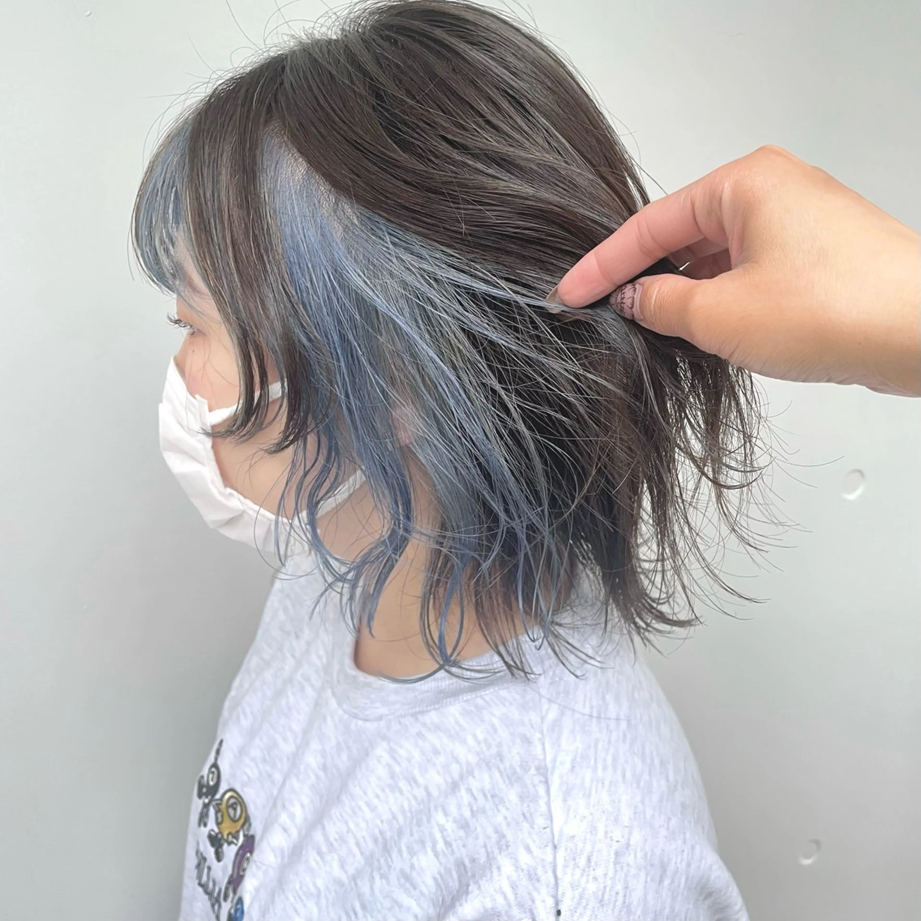 ミディアム カラー ブルーカラー ダブルカラー イヤリングカラー ハイトーンカラー インナーカラー カット ヘアカラー トリートメント もにか🌞原宿/渋谷 🌝ブリーチカラーのヘアスタイル
