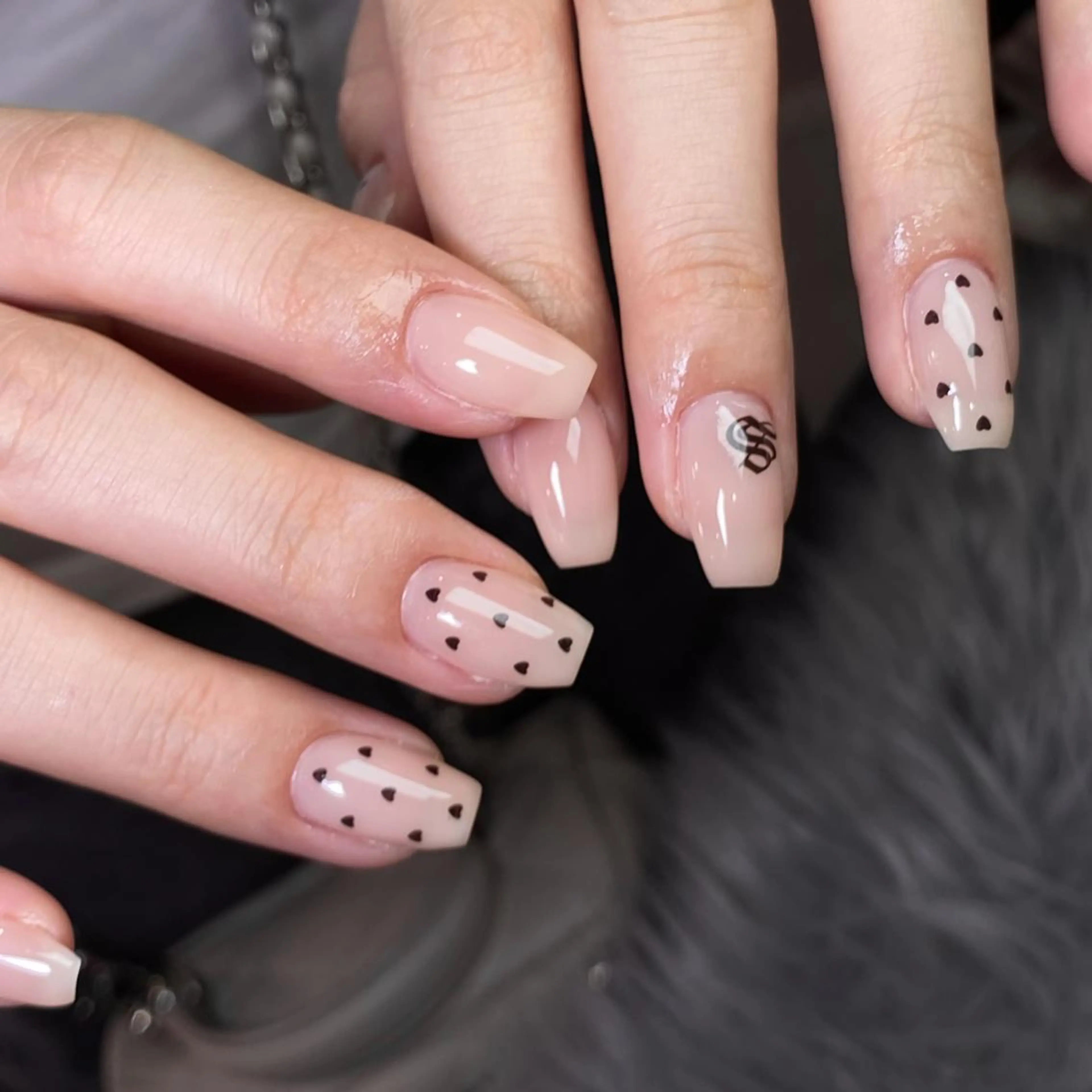 【アートA】🎀シンプルガーリーデザイン（チークネイル、マグネットフレンチ可！持ち込み可能）の写真