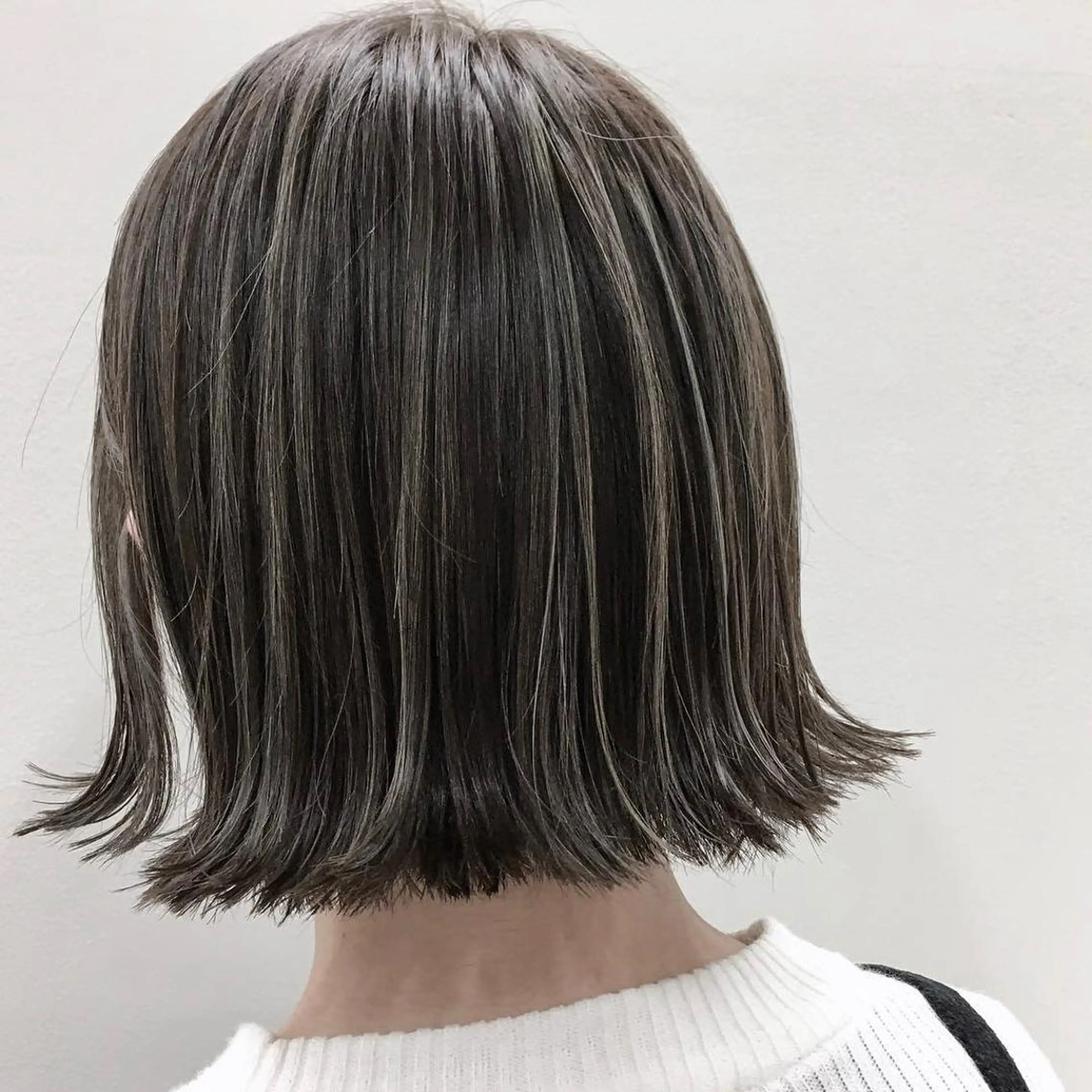 ショート カラー グレージュ ハイライトカラー ハイライト 外ハネヘア Remore所属・中塚 義人のヘアスタイル
