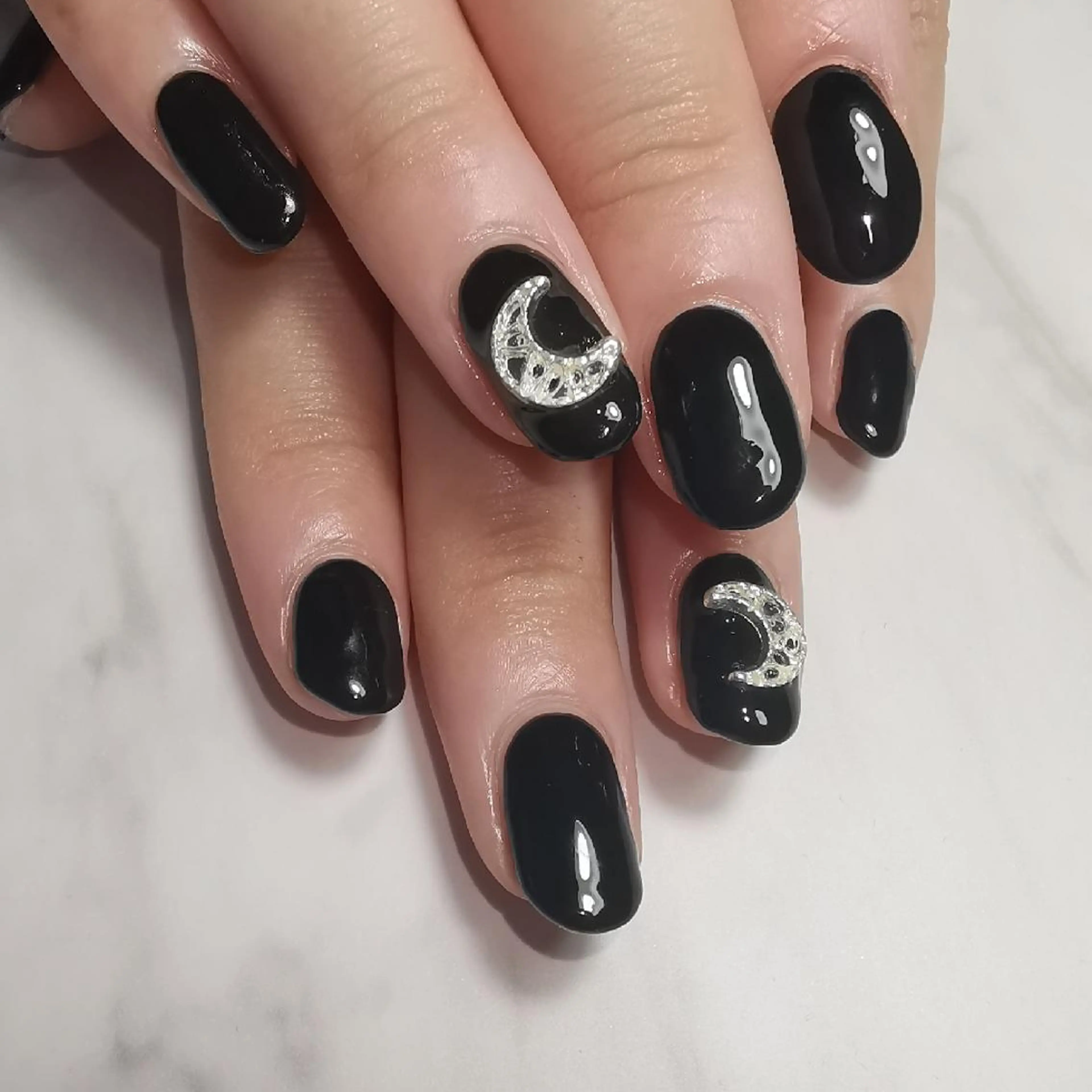 ワンカラーネイル #黒ネイル #月ネイル｜reve あやののネイルデザイン