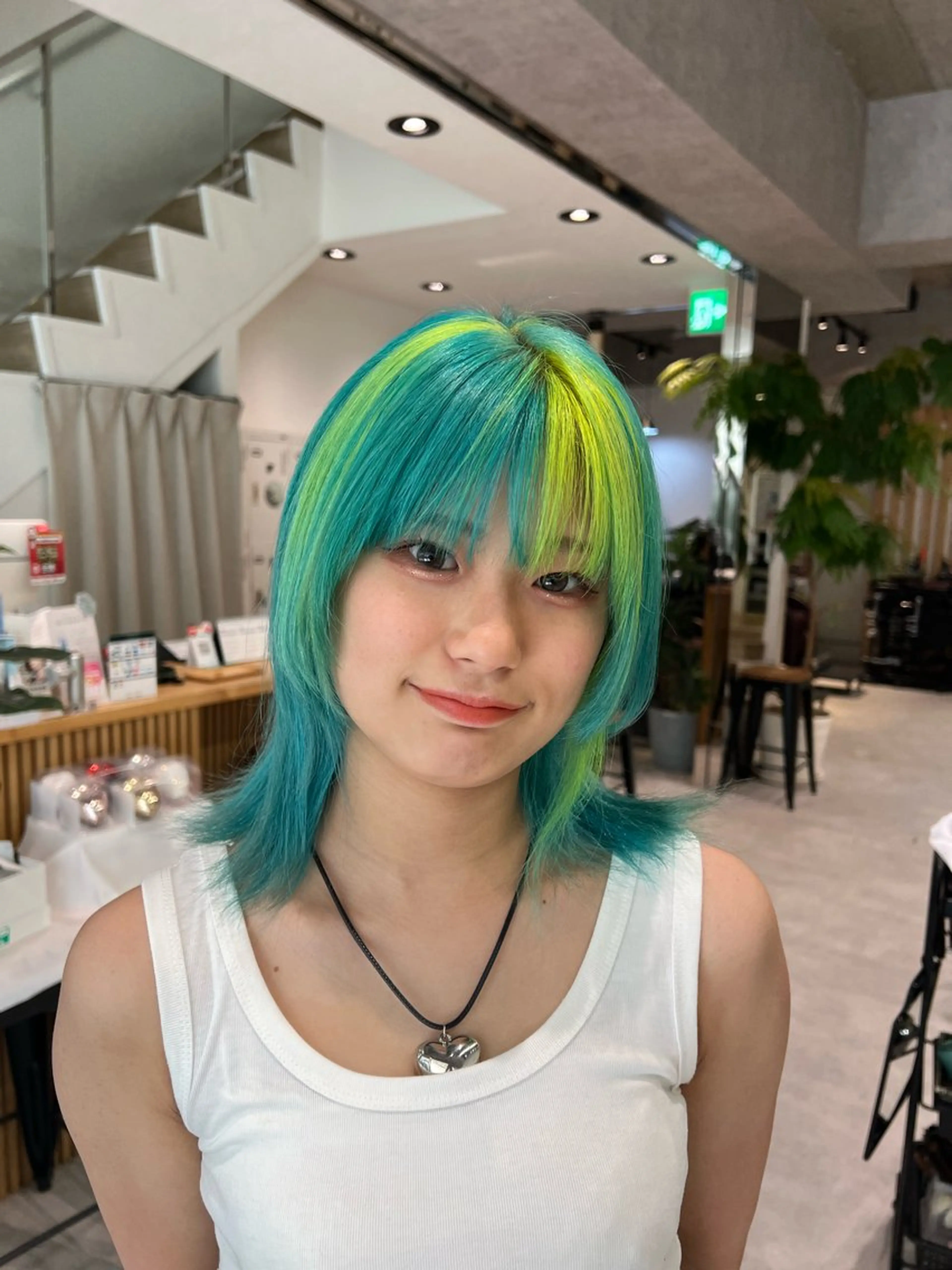 ミディアム カラー ヘアカラー トリートメント ダブルカラーブリーチ 髪質改善　縮毛矯正のヘアスタイル