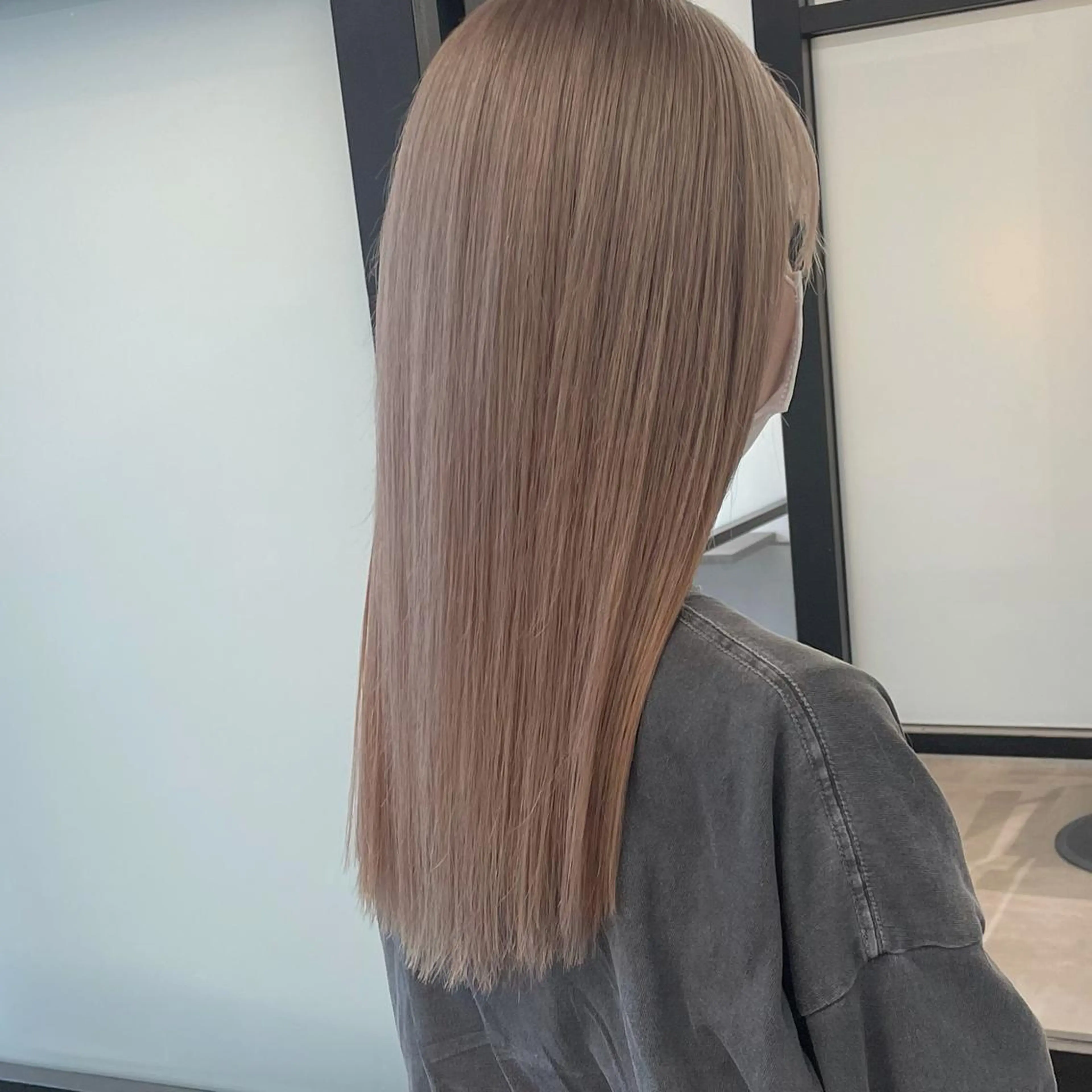 カラー ベージュカラー ブリーチ ミルクティーベージュ storiiz所属・本田大輝top designerのヘアスタイル