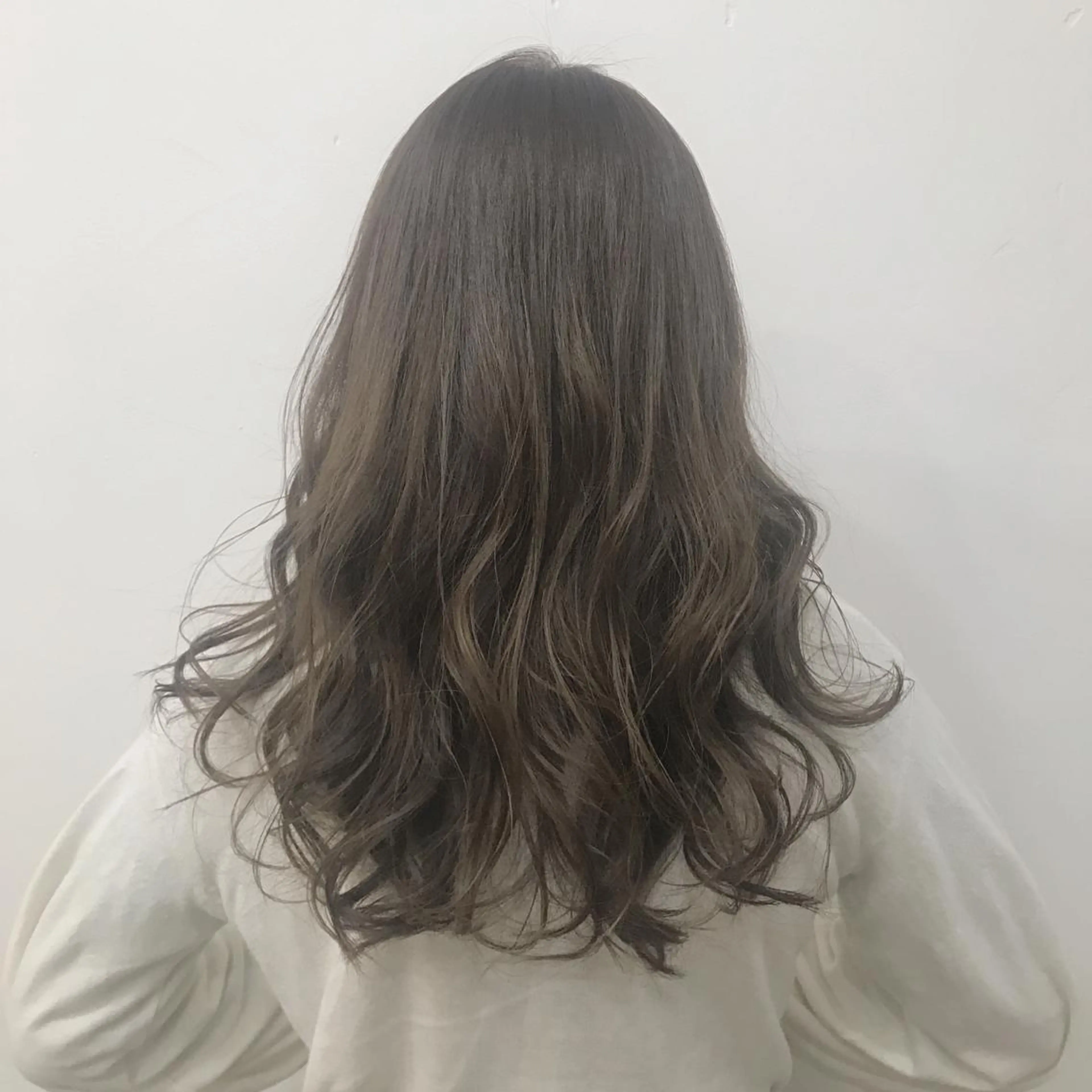 ロング カラー ブリーチ ブリーチなしカラー カット ヘアカラー トリートメント chama レイヤーカットのヘアスタイル