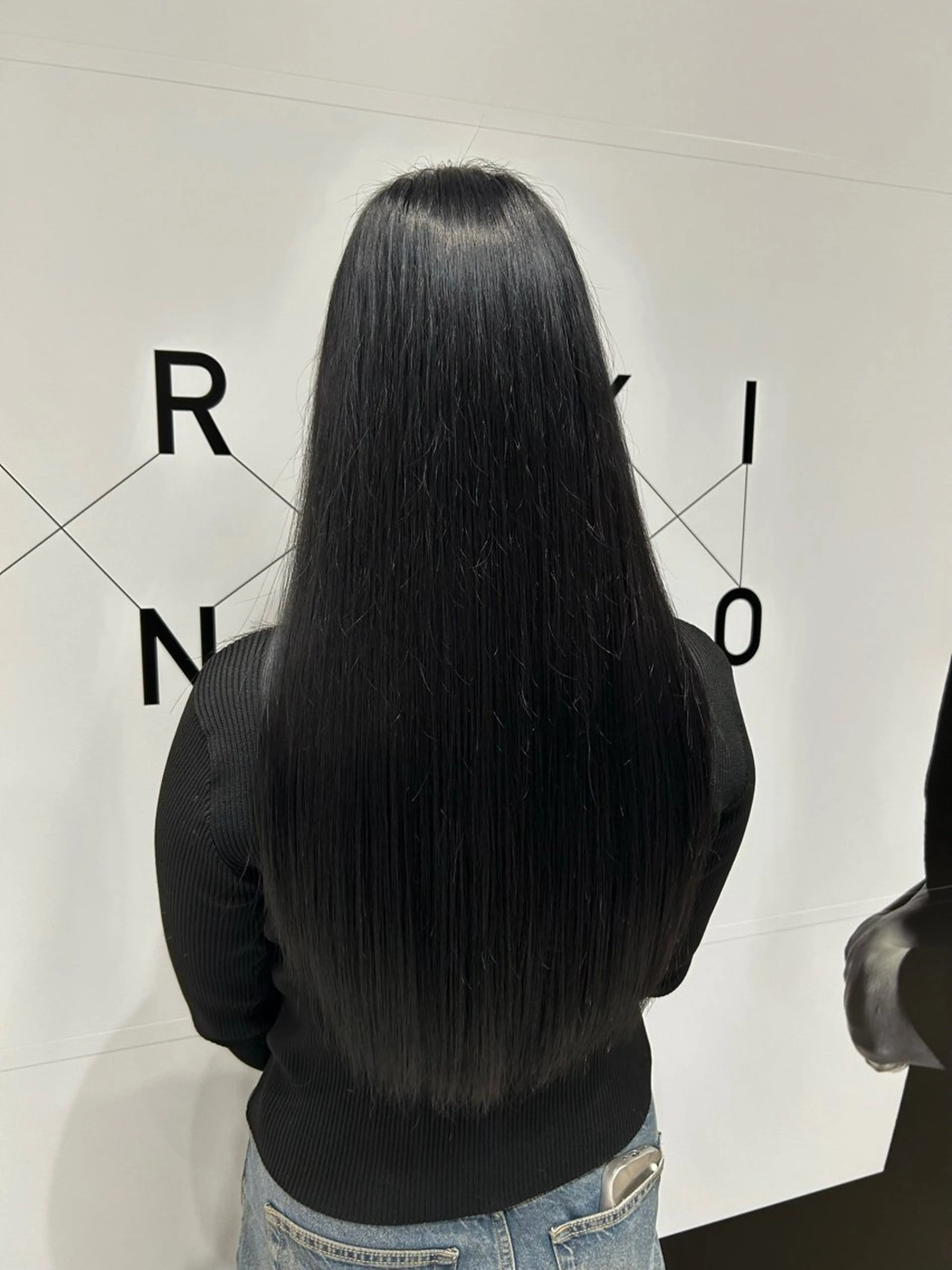 ロング カラー 黒髪 ブルーカラー ブルーブラック ヘアカラー トリートメント 近藤 ちかのヘアスタイル