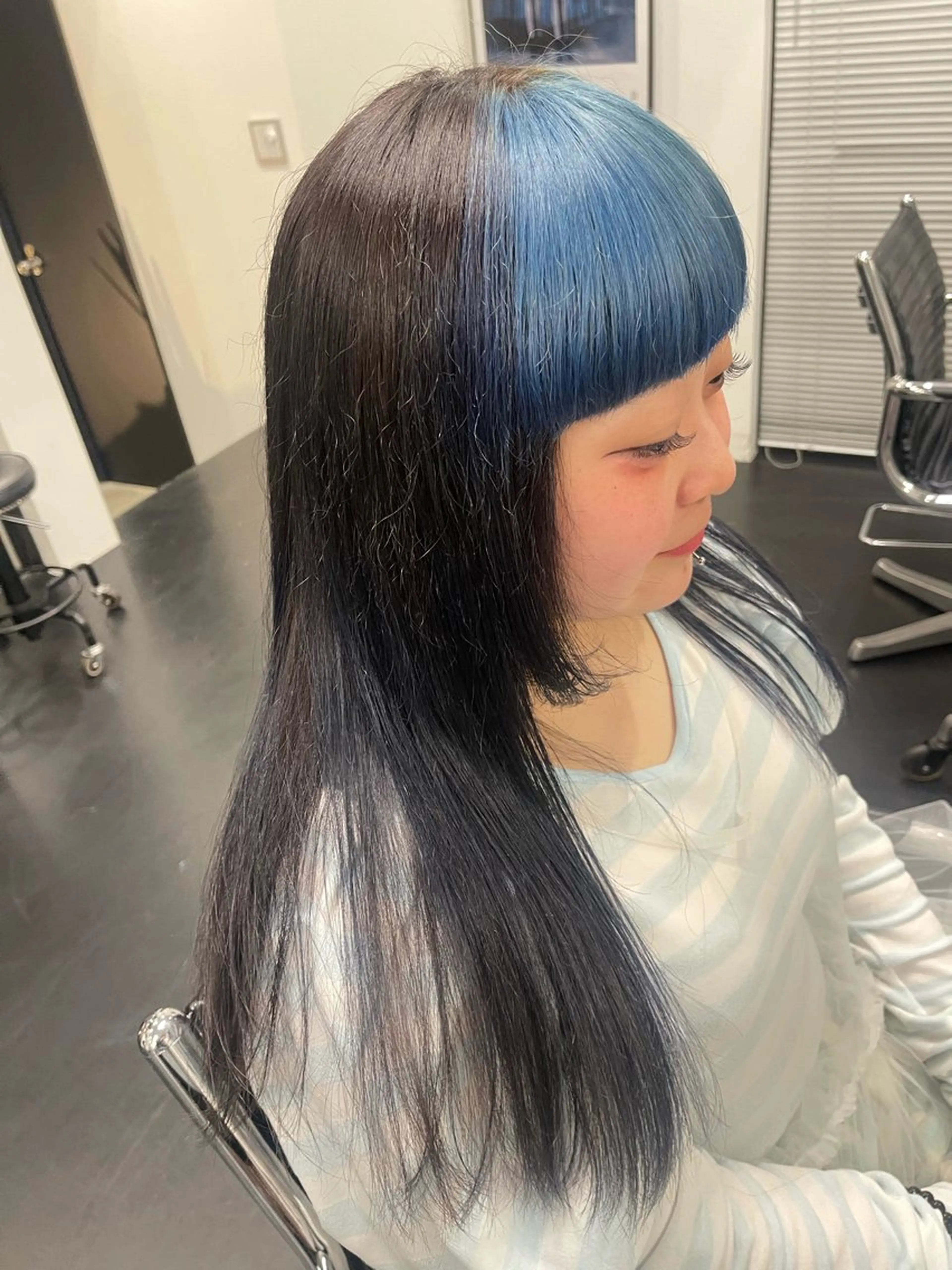 ロング カラー 黒髪 ブリーチ ネイビーカラー inchelsea ririkaのヘアスタイル
