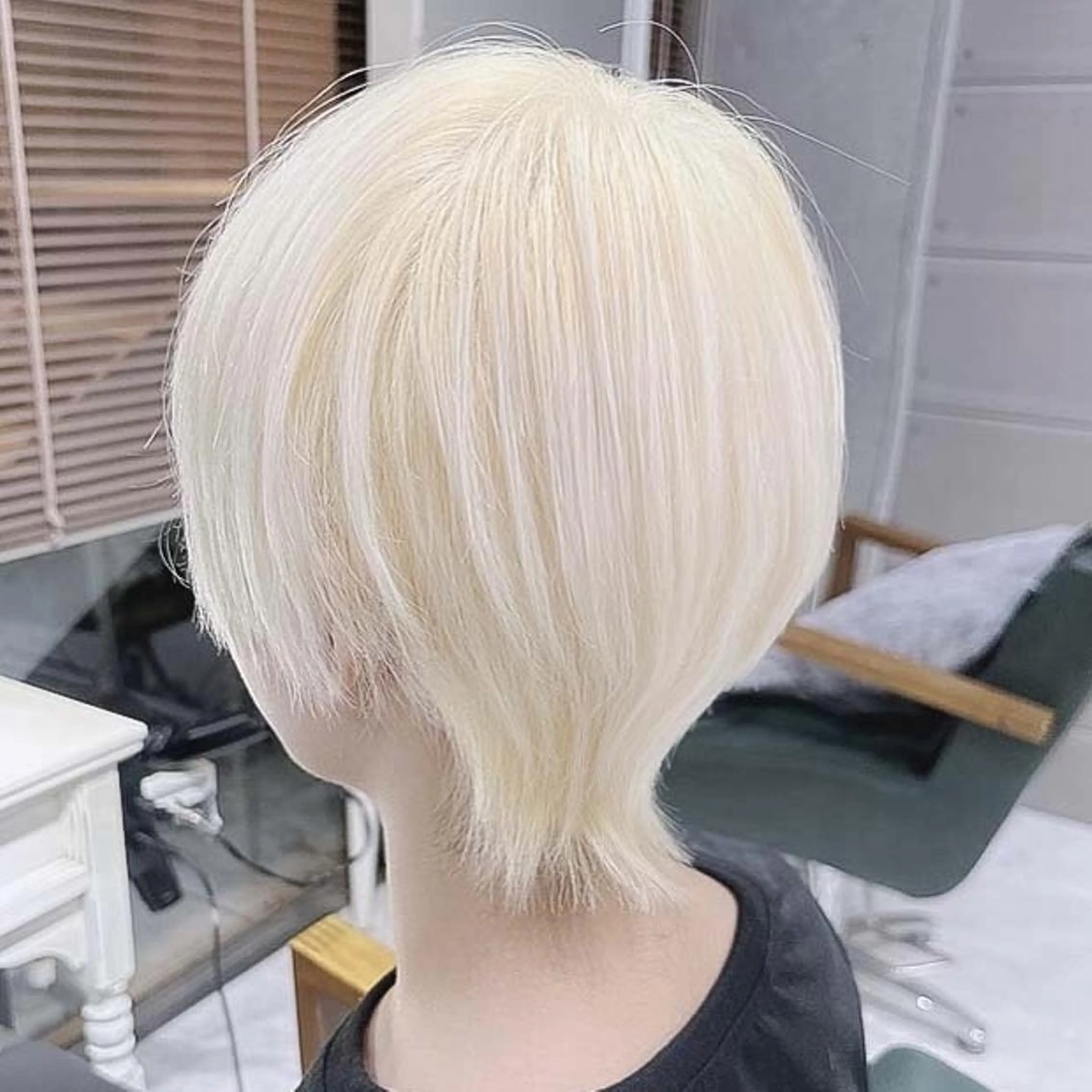 ショート カラー ブリーチ ブロンド デザインカラー ハイトーンカラー ヘアカラー トリートメント Days 透明感カラーのヘアスタイル