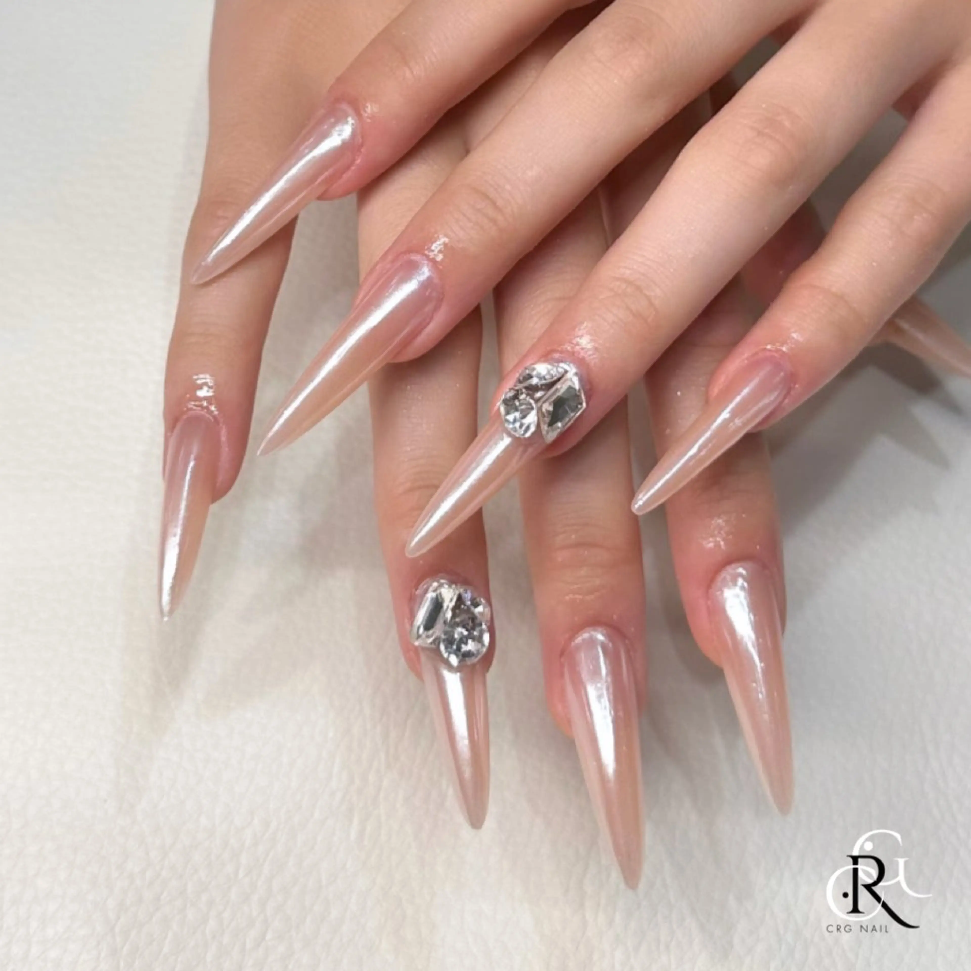 ネイル ミラーネイル ピンク ホワイト ハンドネイル 美フォルム✨ CRG　RURIのネイルデザイン