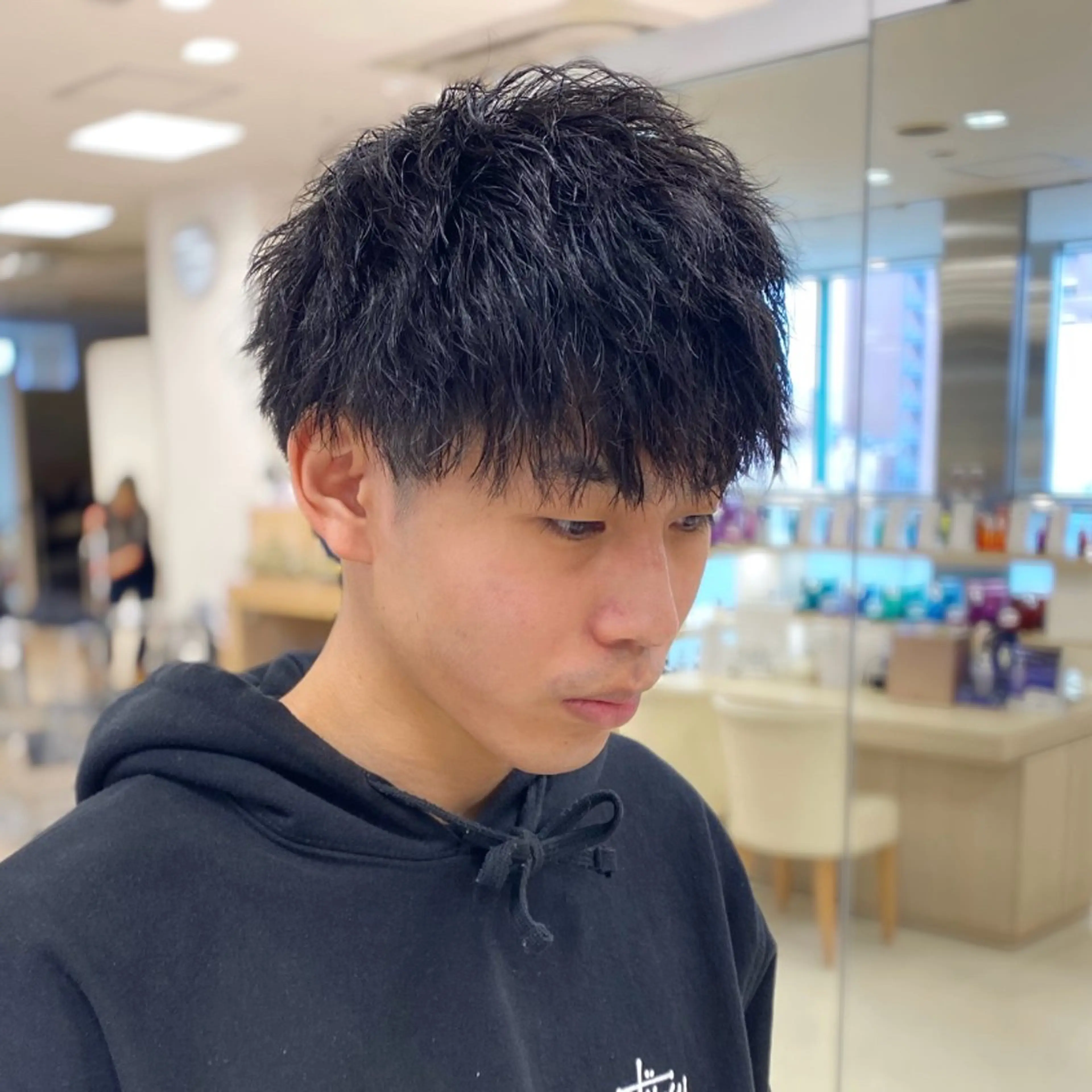 ミディアム パーマ メンズ ミディアムパーマ フェザーパーマ メンズパーマ 波巻きパーマ ニュアンスパーマ カット パーマ トリートメント 銀座メンズパーマ🦚 ブリーチ🌿レイヤーのヘアスタイル
