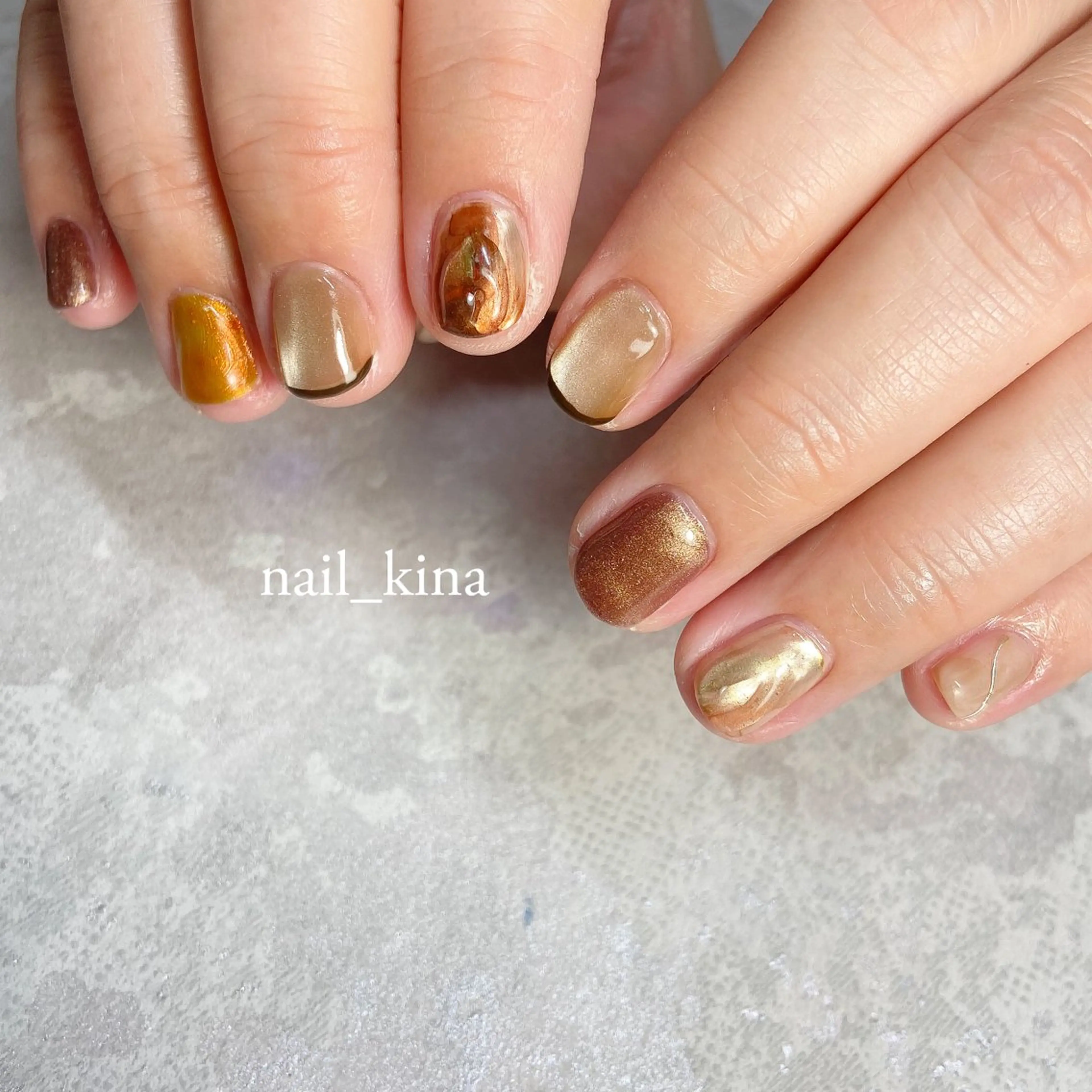 ネイル ブラウン マグネットネイル ミラーネイル ニュアンスネイル 冬ネイル ハンドネイル nail_ kinaのネイルデザイン
