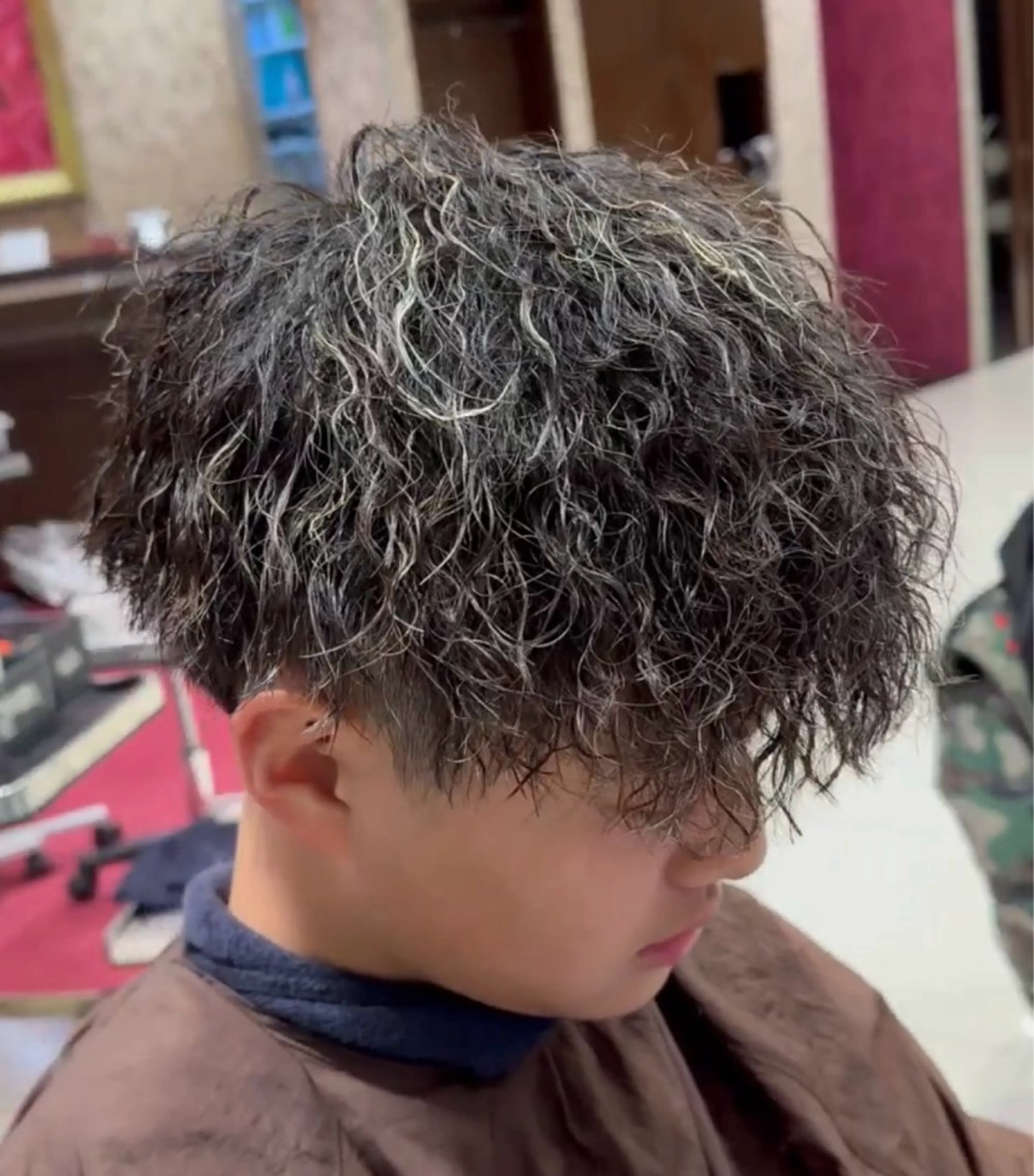 カラー パーマ メンズ メンズパーマ メンズツイストパーマ ツイストパーマ メンズ特化　パーマ メッシュハイライトのヘアスタイル