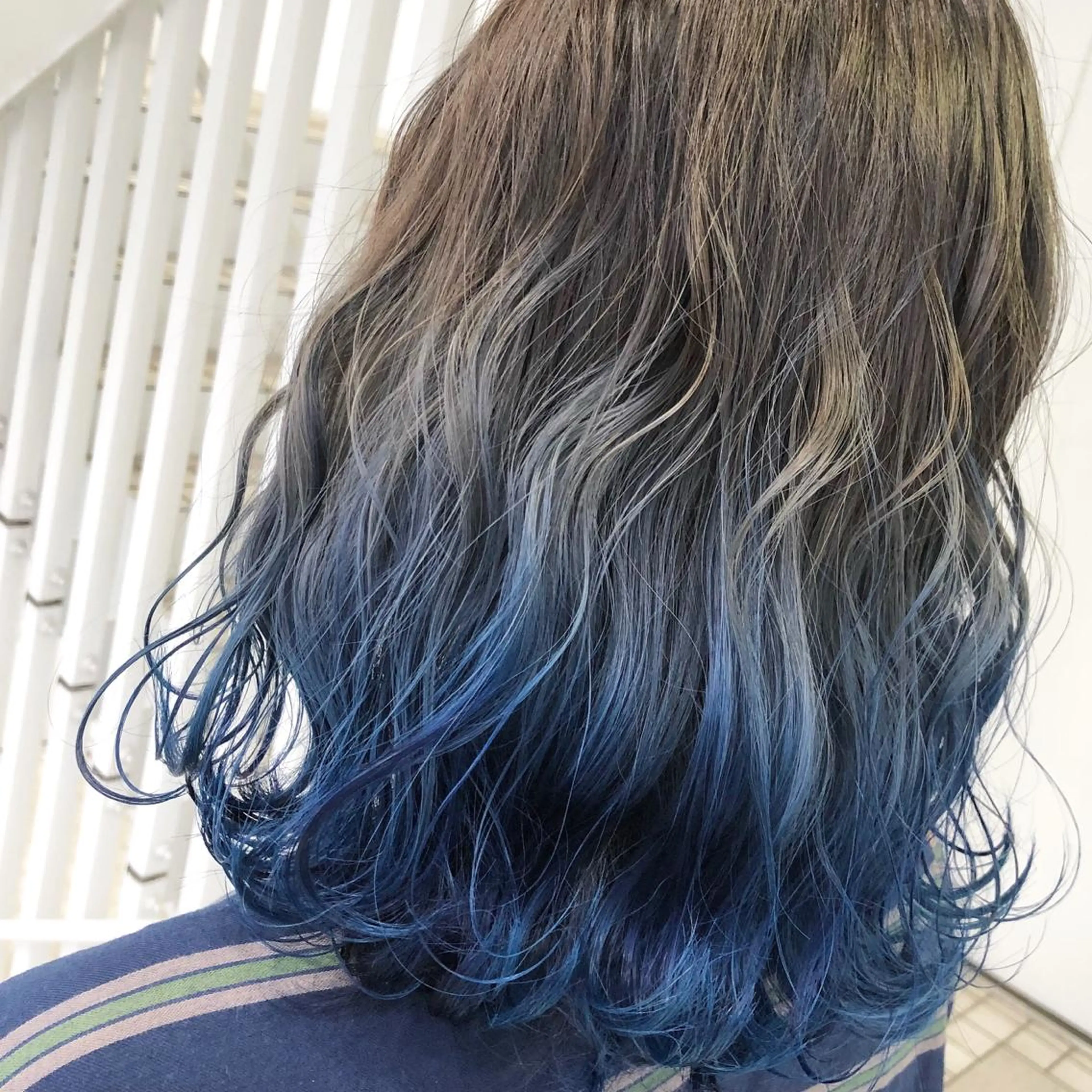 ミディアム カラー ブルーカラー グラデーションカラー ヘアカラー 佐々木 好乃のヘアスタイル