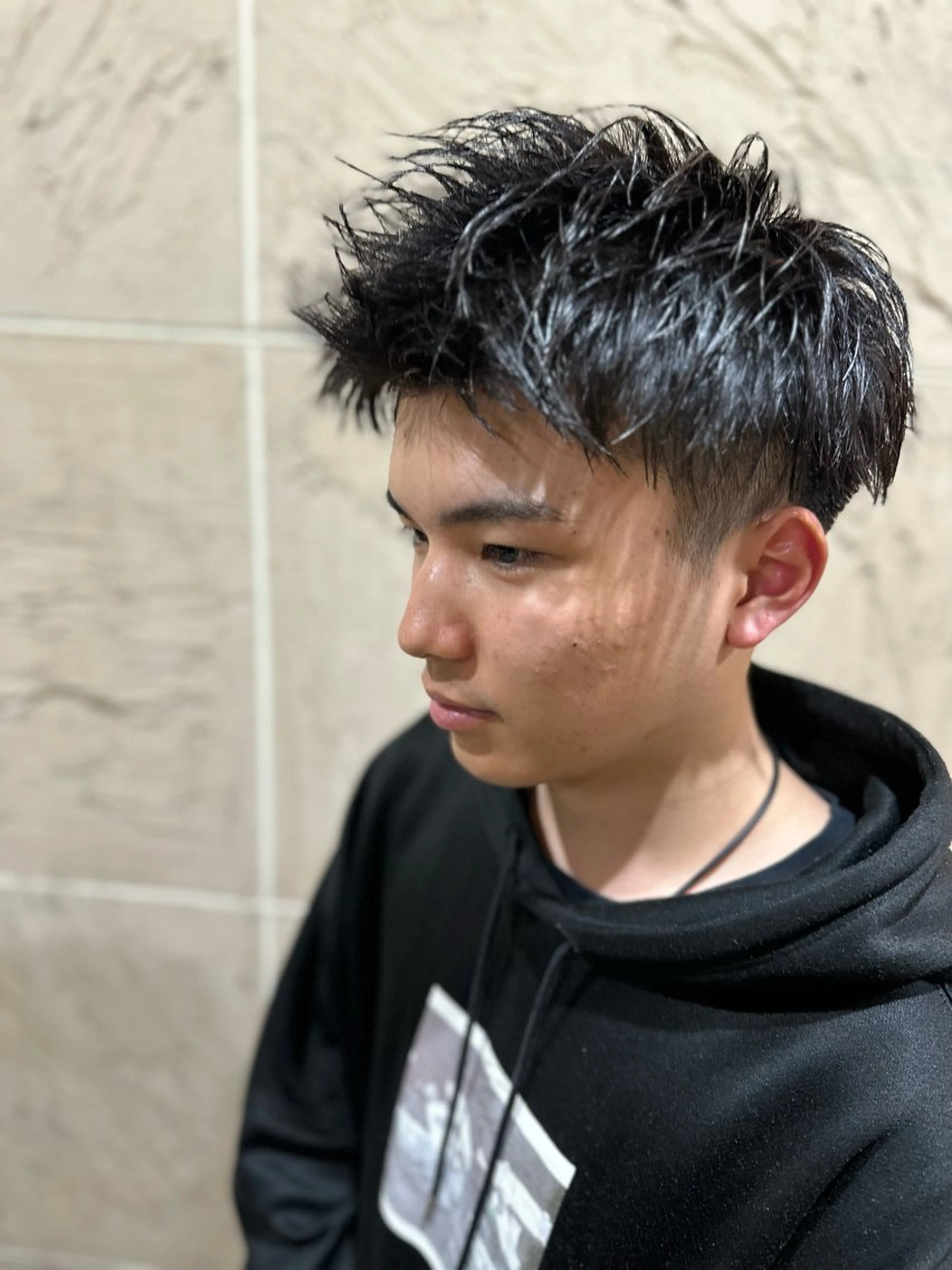 ショート メンズ アップバング 刈り上げ 溜 一太のヘアスタイル
