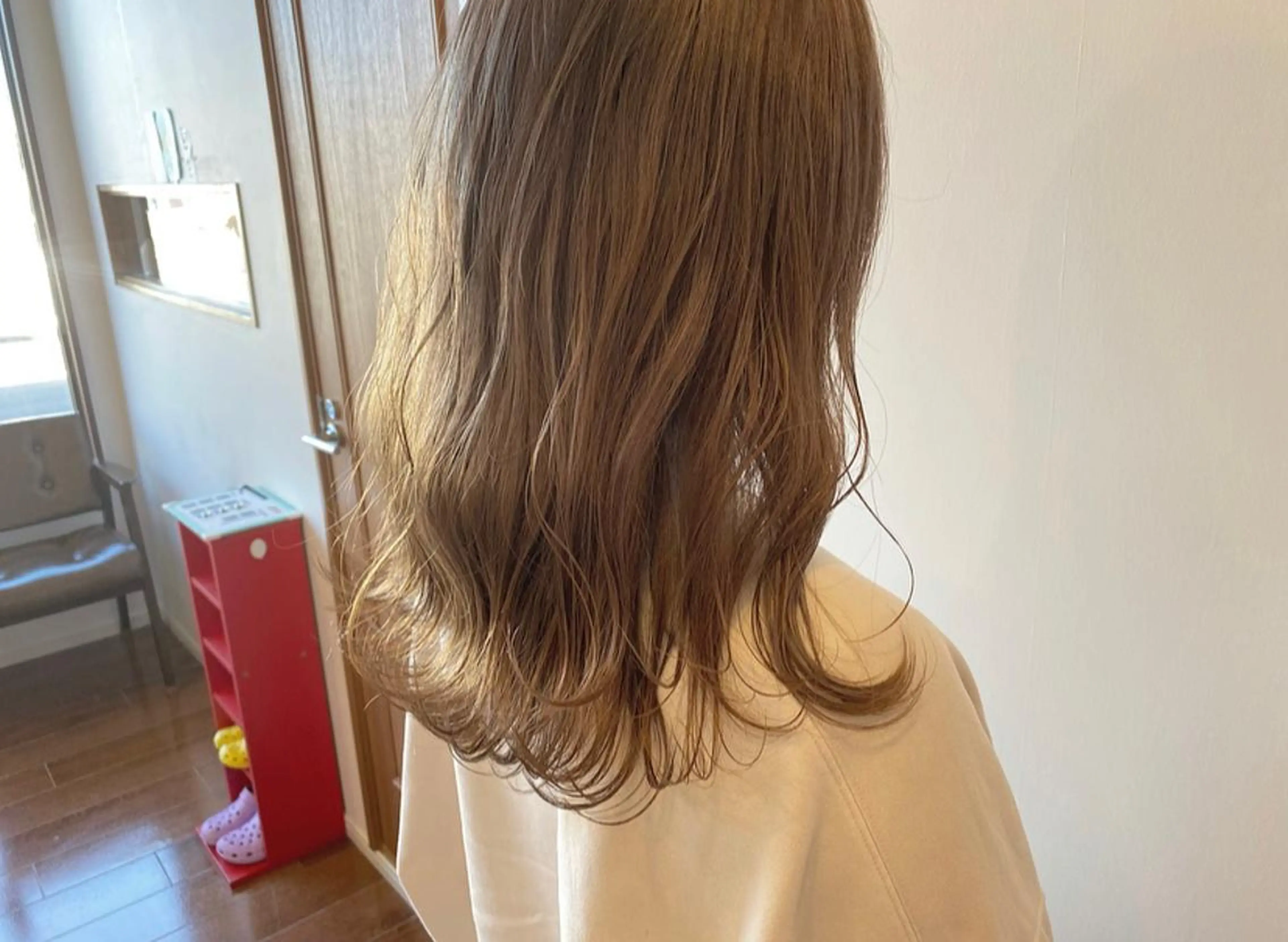 ロング カラー ベージュカラー ブリーチ 透明感カラー ハイトーンカラー ミルクティーベージュ カット ヘアカラー トリートメント 鈴木 翔梧のヘアスタイル