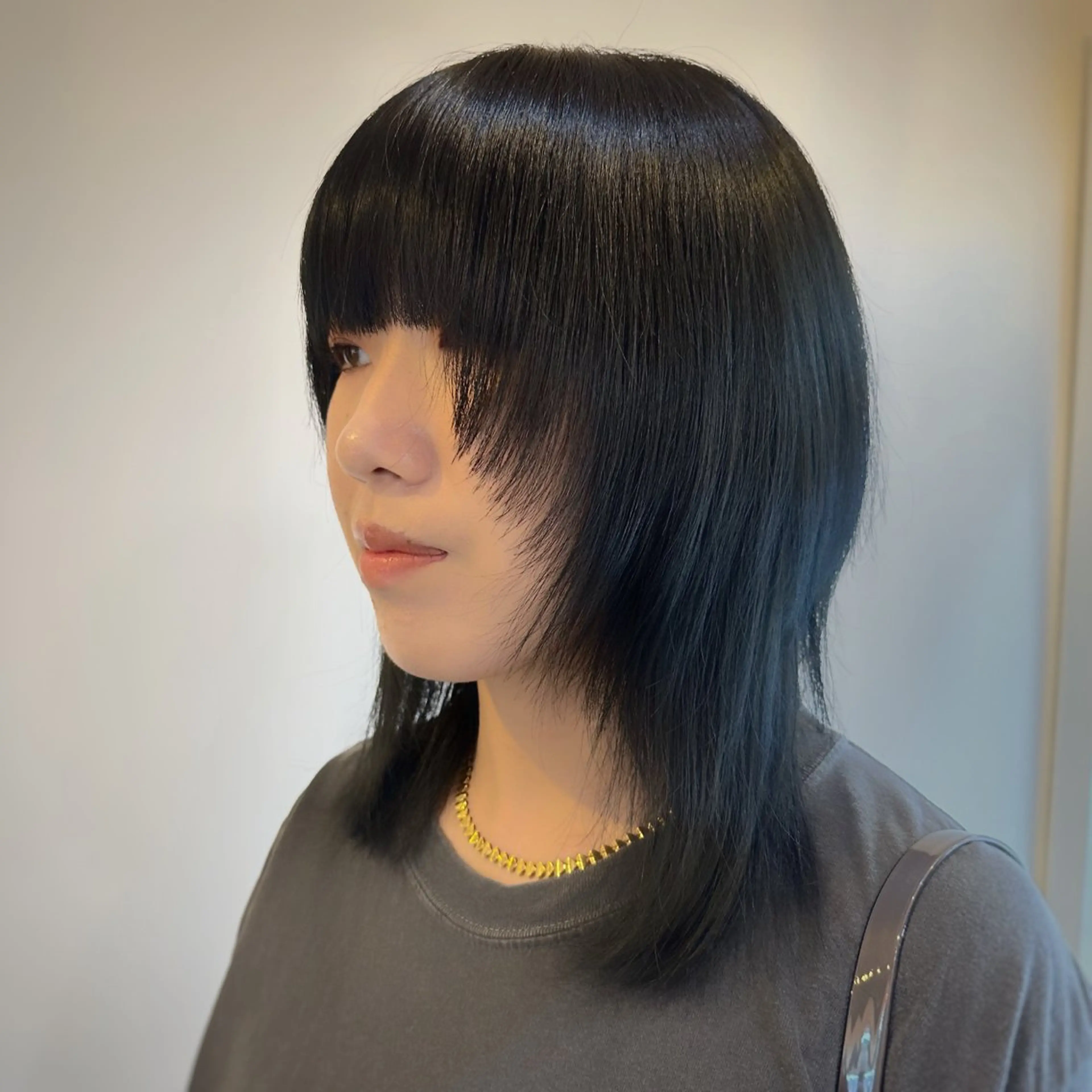 ミディアム カラー 黒髪 ブルーカラー ブルーブラック ウルフカット ヘアカラー トリートメント 艶カラー/縮毛矯正‎ 💛Sakiのヘアスタイル