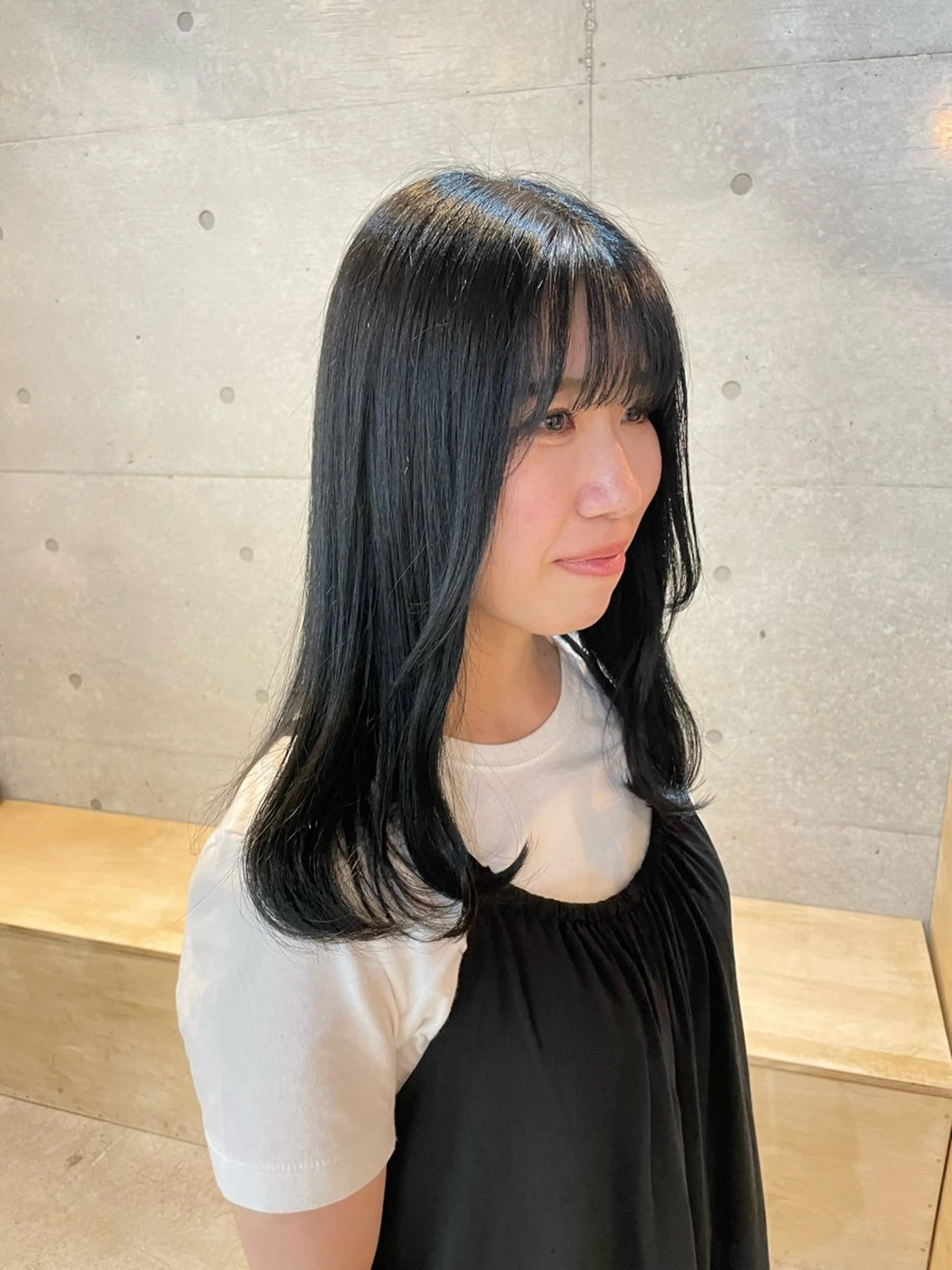 ミディアム カラー 黒髪 ブルーカラー ブルーブラック 透明感カラー カット ヘアカラー トリートメント 【arc】Ruri コテ巻き風パーマのヘアスタイル