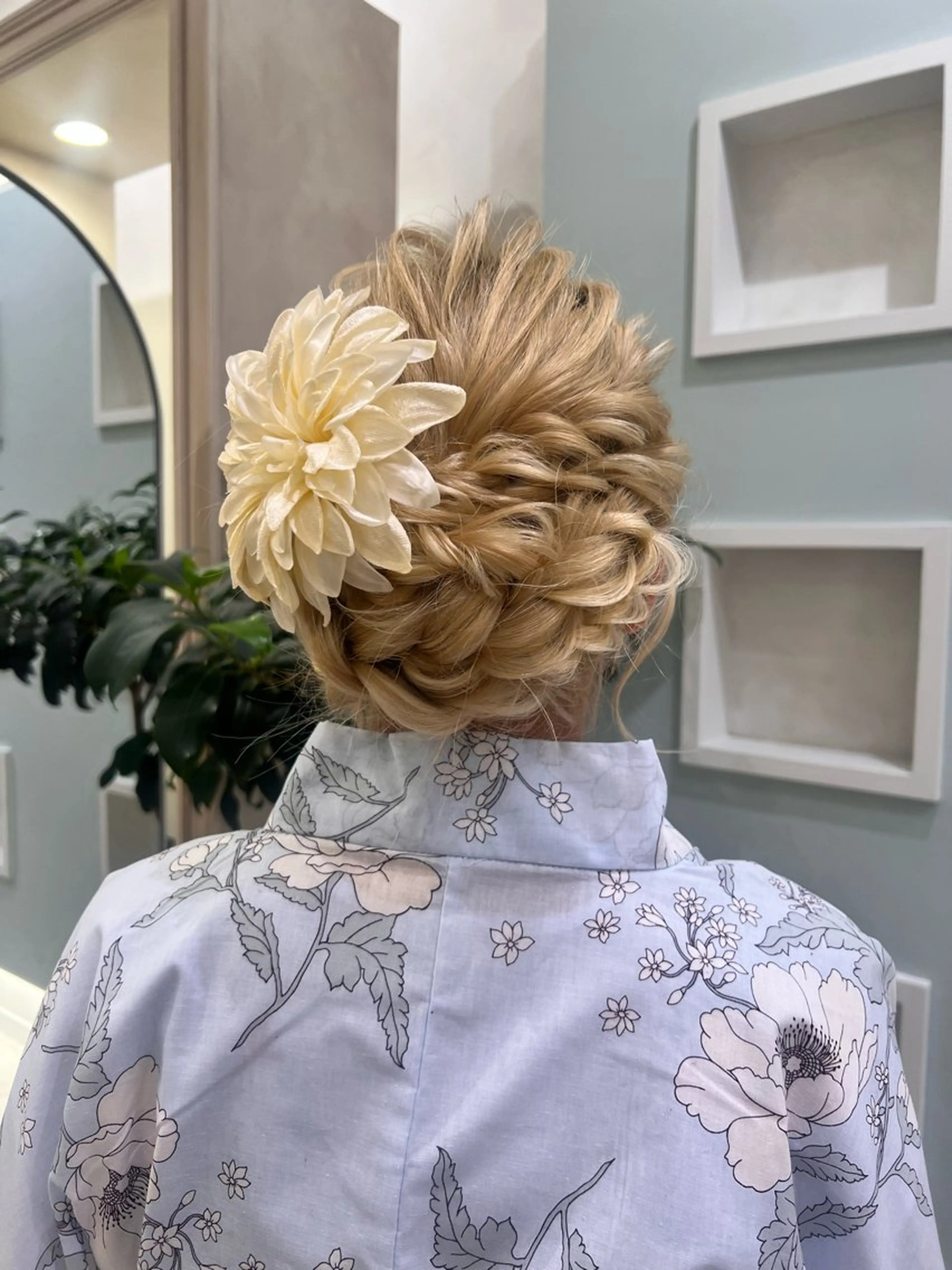ロング ヘアセット ブリーチカラー 〻髪質改善〻アレンジのヘアスタイル