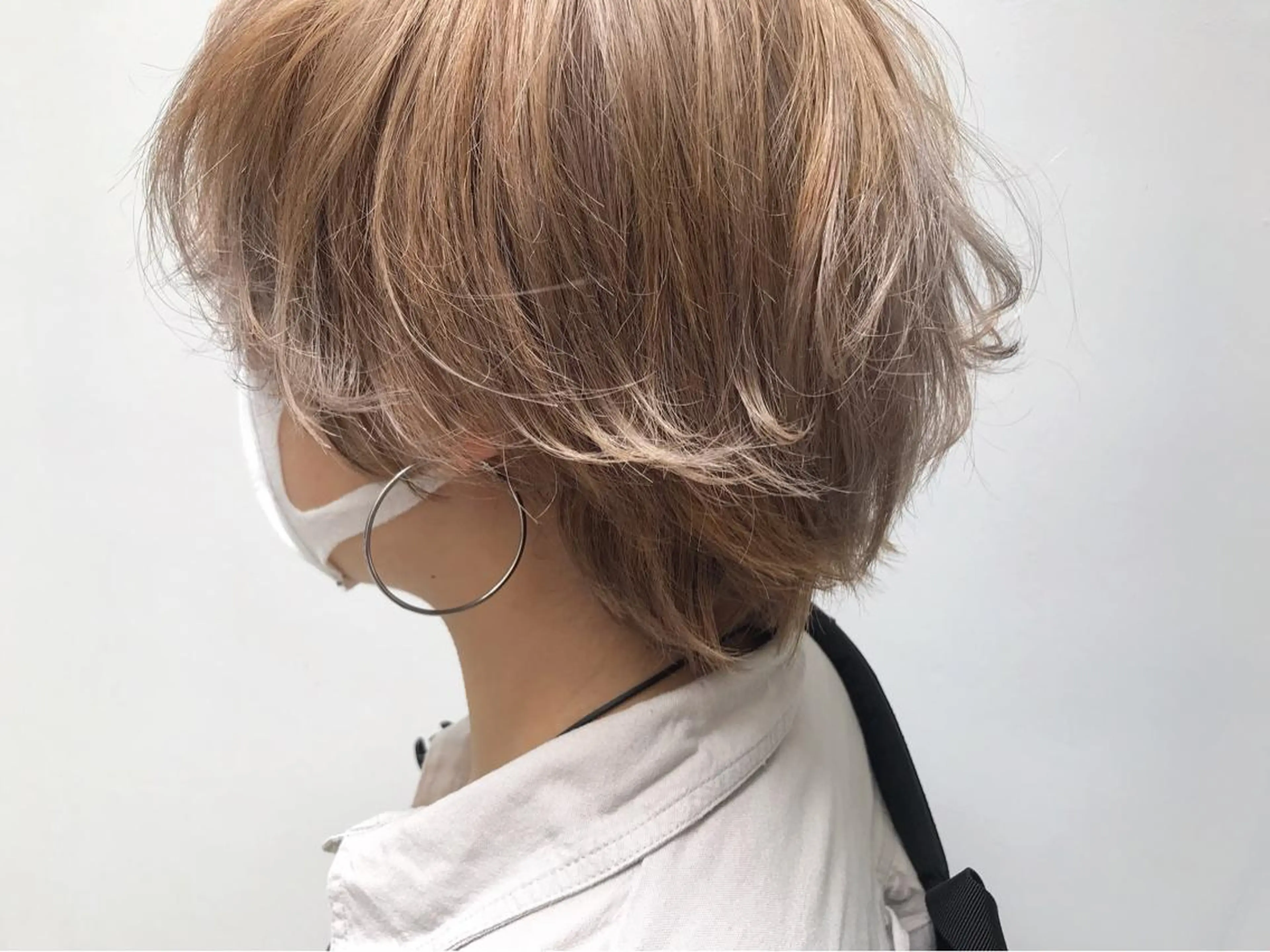ショート カラー ヘアアレンジ ベージュカラー ブリーチ ミルクティーベージュ g  hair design所属・土屋 紗也果のヘアスタイル
