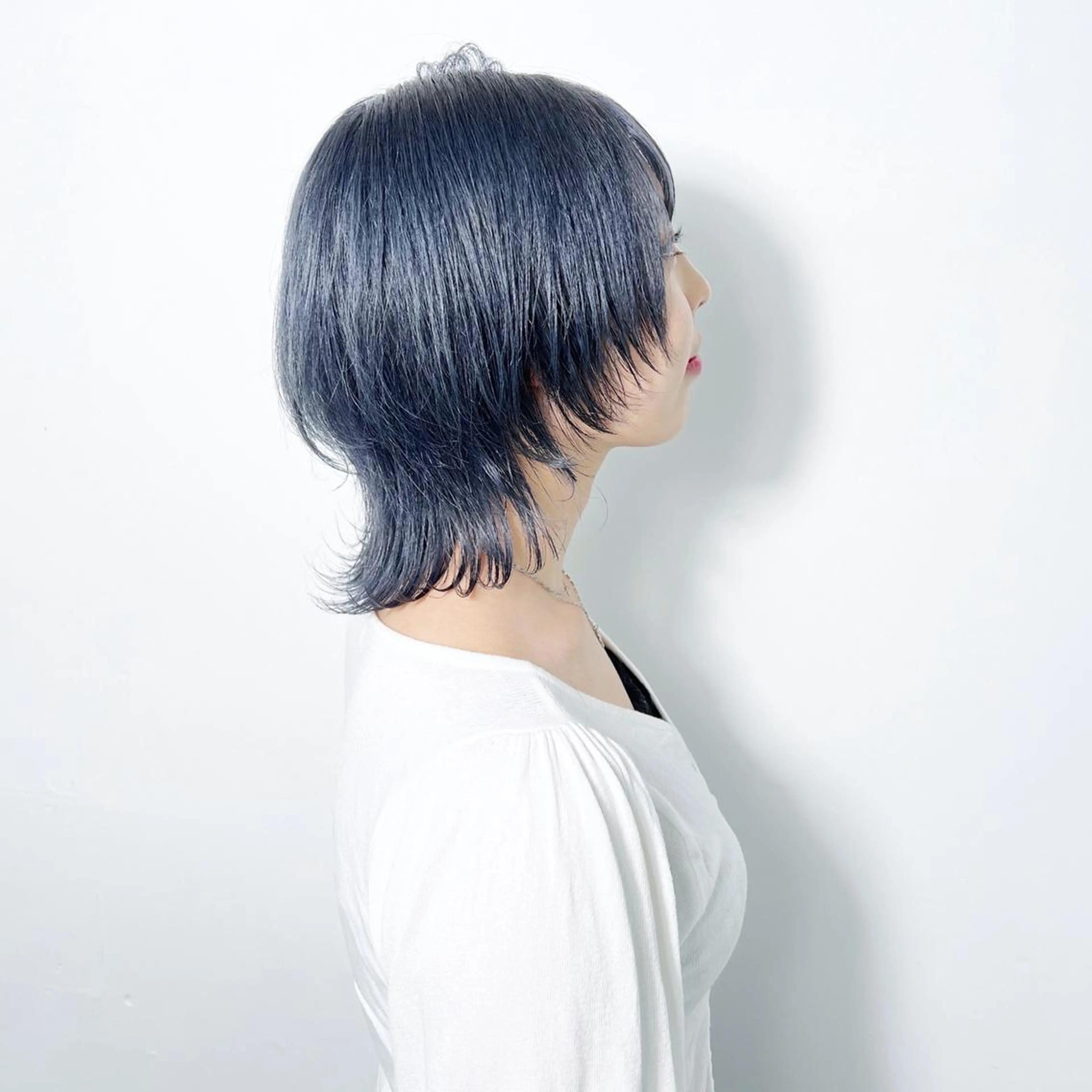 ショート カラー ヘアアレンジ ショートレイヤー ミストバング ブリーチ ブルーカラー イヤリングカラー カット 大橋 拓巳のヘアスタイル