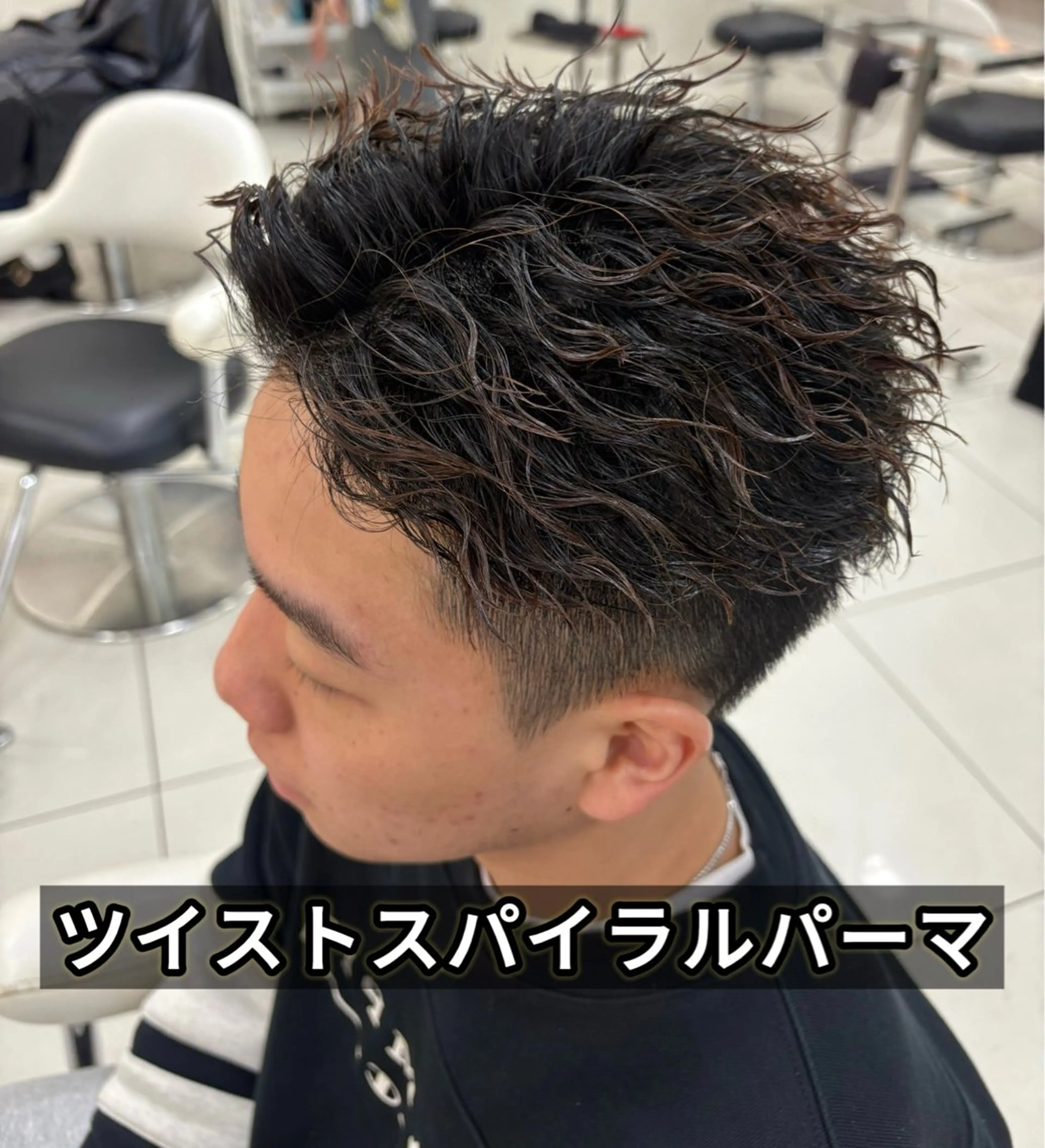 ショート カラー パーマ メンズ センターパート フェードカット フェザーパーマ カルマパーマ マッシュ カット パーマ トリートメント 髪質改善/艶カラー/ メンズパーマ/鈴木のヘアスタイル